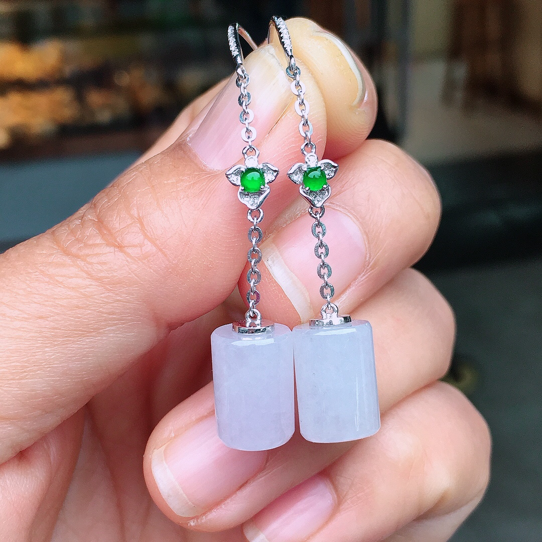 淡紫罗兰路路通耳坠，色泽均匀艳丽，玉质细腻，荧光感超
强，饱满圆润，尽显优雅气质，18k
金豪华镶嵌