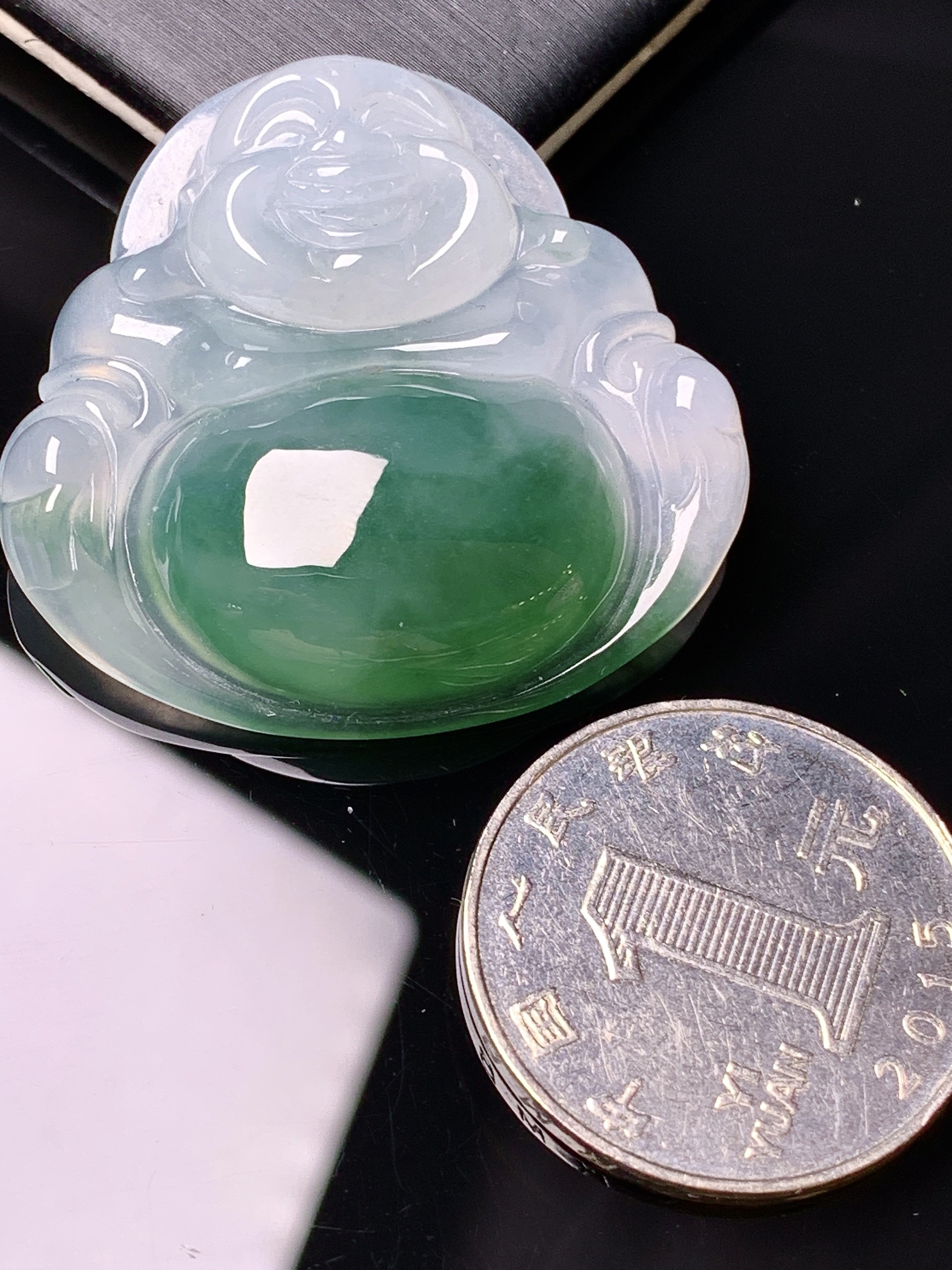 飘绿佛公吊坠 玉质细腻 色泽艳丽清新 水润亮眼 整体尺寸35.8*37.5*8.5x1