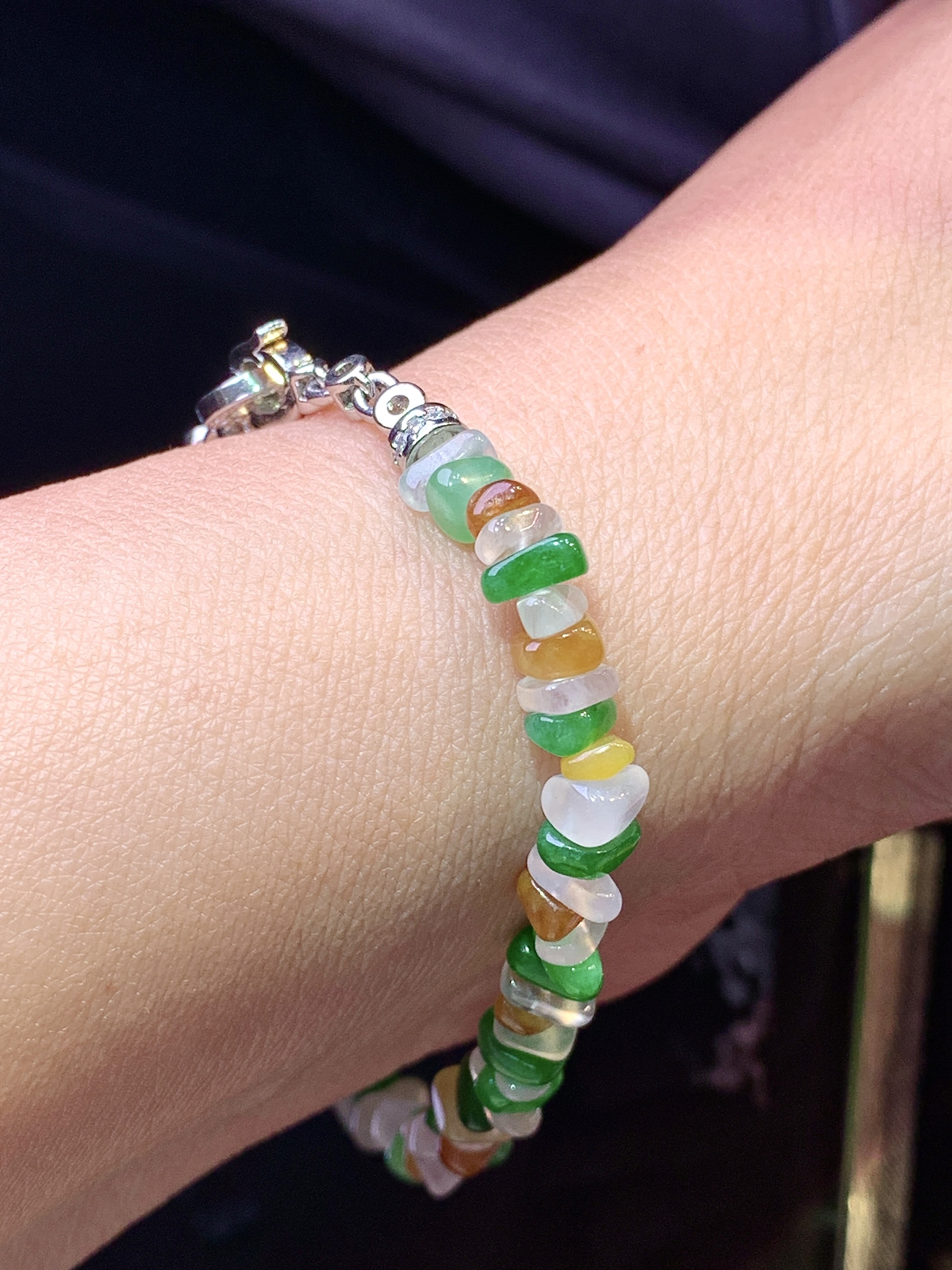 三色随形手链 玉质细腻 色泽艳丽清新 水润亮眼 整体尺寸5.2*4.5*2.6w1