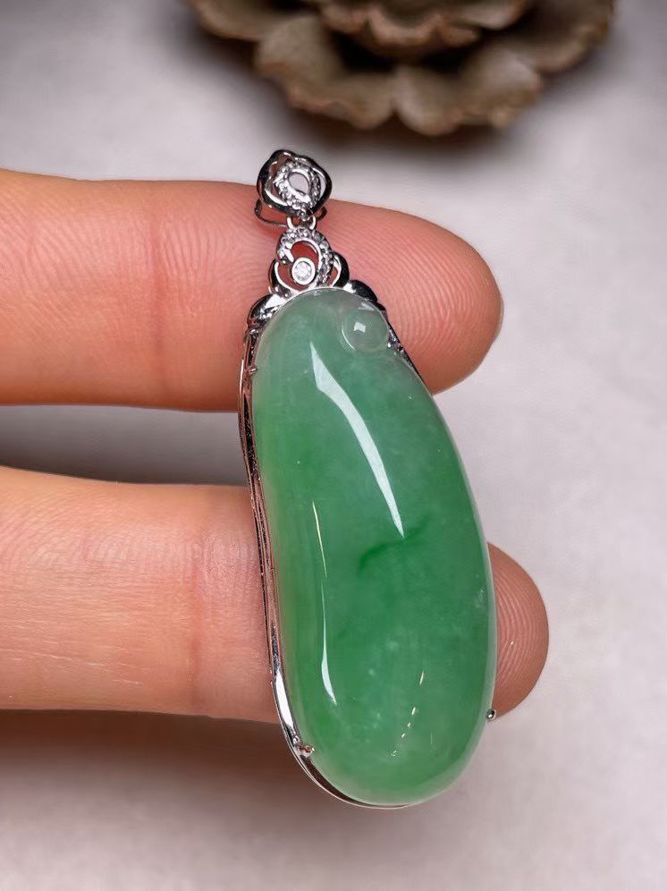 冰糯种飘绿福瓜吊坠、真金真钻镶嵌，种水好，玉质细腻 .裸石尺寸 31.5*13.3