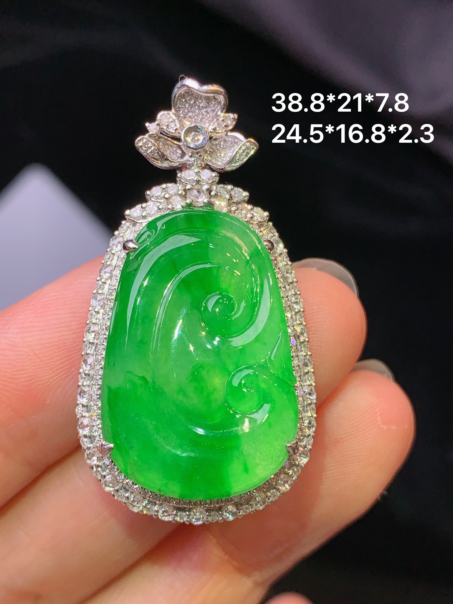 18k金钻镶嵌翠绿如意吊坠 玉质细腻 色泽艳丽清新 水润亮眼 整体尺寸38.8*21*7.8c2