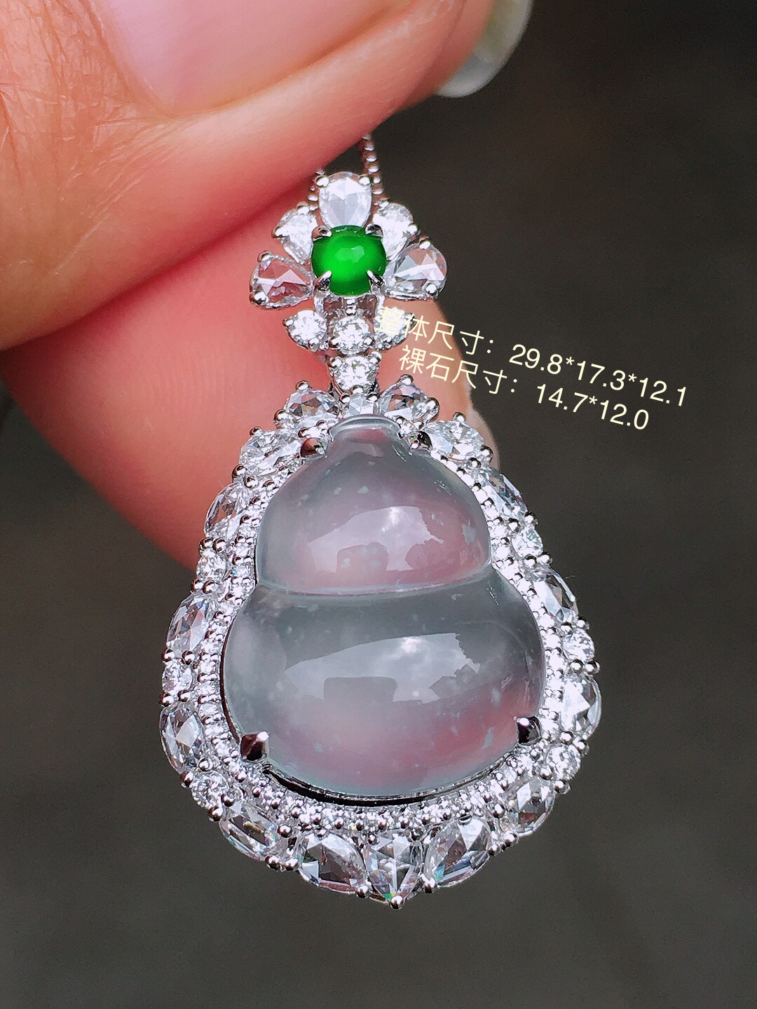 玻璃种葫芦吊坠，玉质细腻，荧光感超
强，饱满圆润，尽显优雅气质，18k
金豪华镶嵌