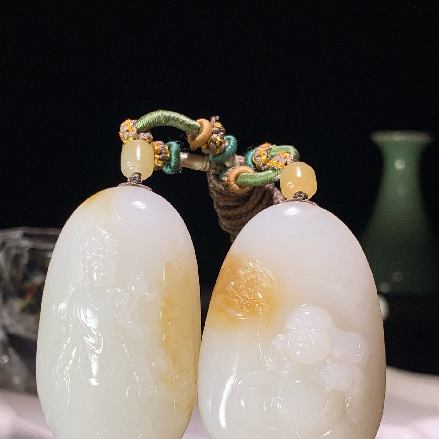 新疆和田玉白玉且末糖观音佛挂件 尺寸46/26/15重68.5克。玉质细腻油润。手推出油。佩戴高端典雅。lt260319