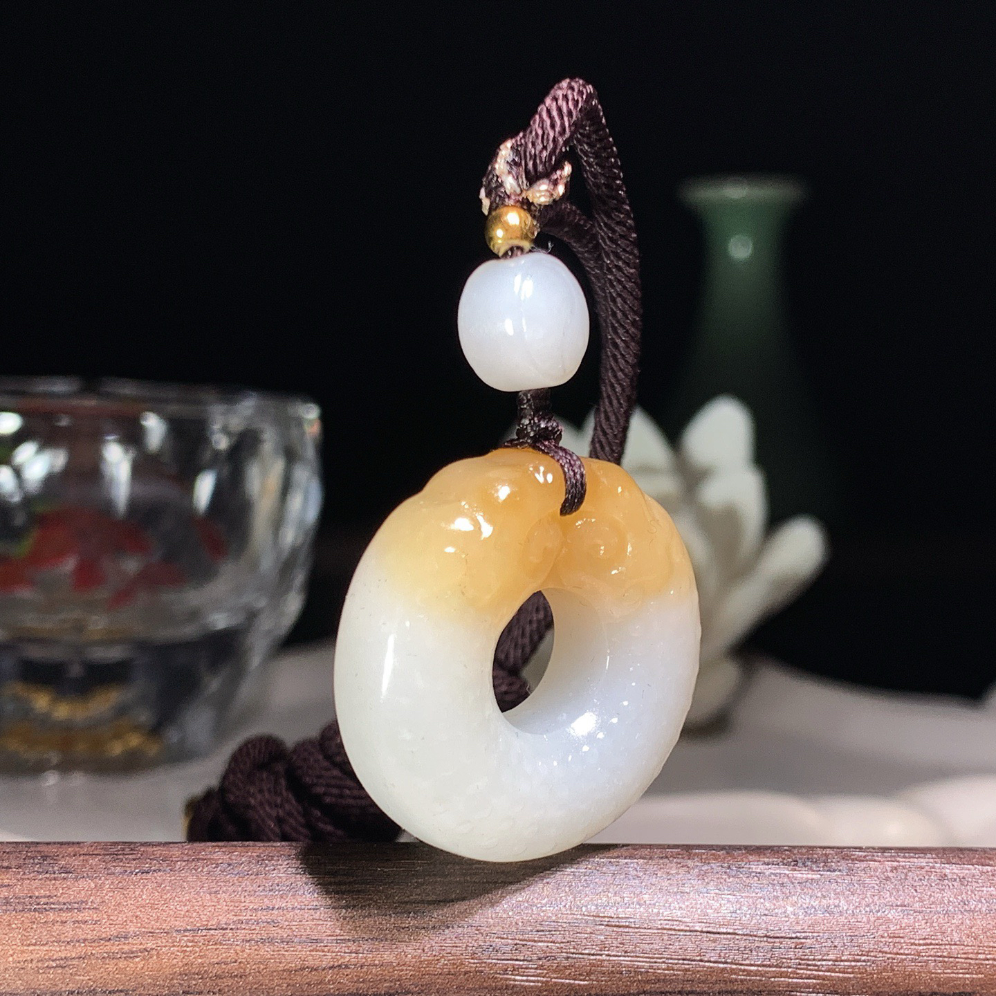 新疆和田玉白玉且末糖双龙守护挂件 尺寸27/10重15克。玉质细腻油润。手推出油。佩戴高端典雅。lt260319