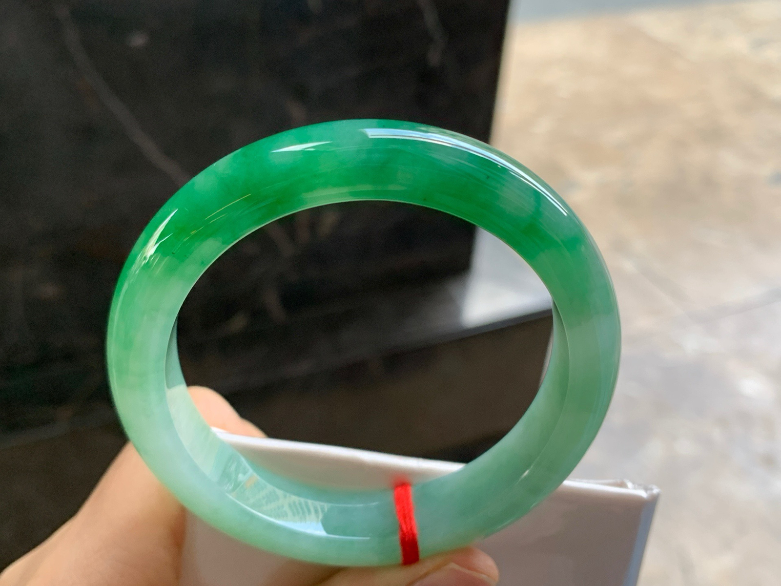 56-11.7-8.6

辣绿色手镯^_^鲜艳 玉质温润