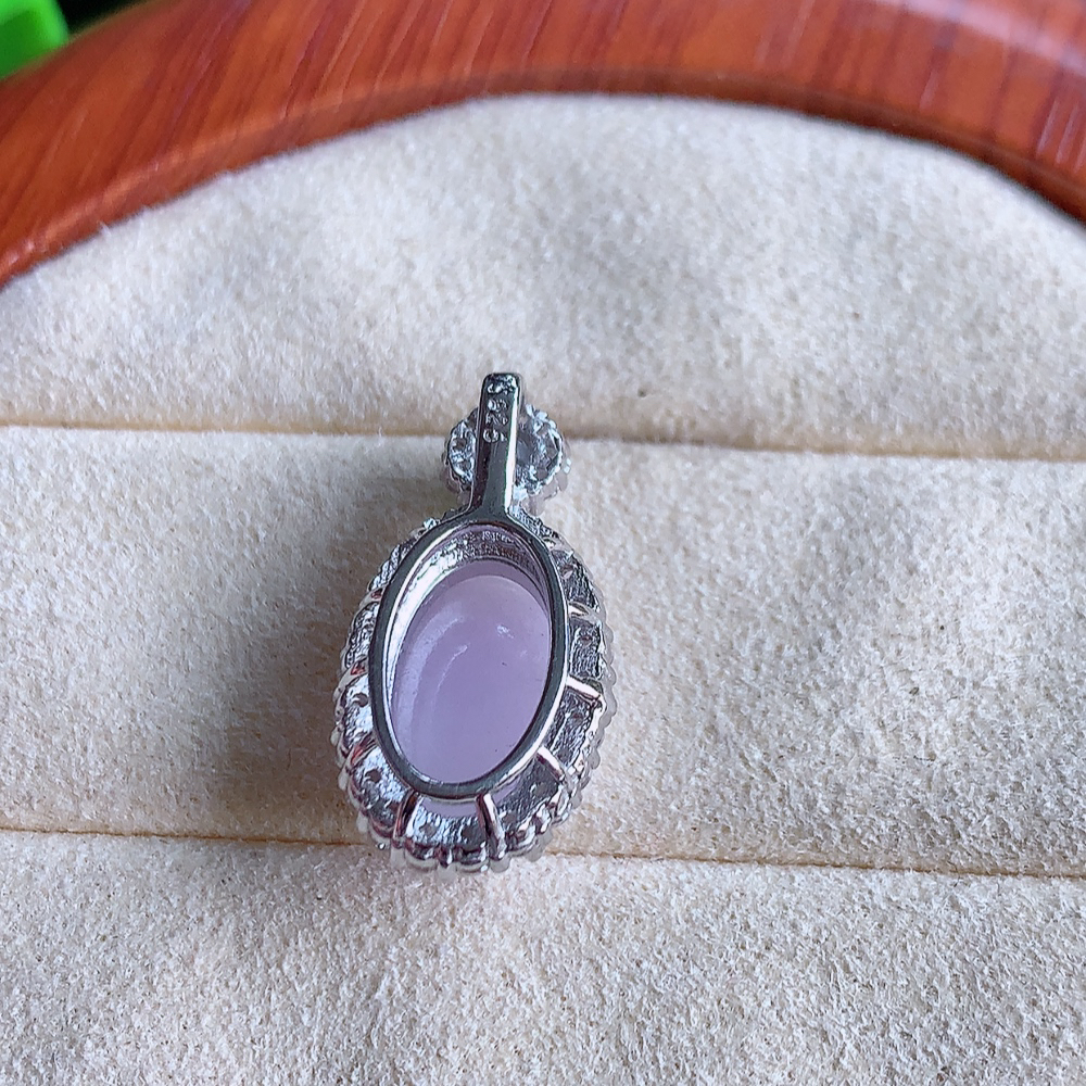 冰润紫罗兰蛋面翡翠吊坠，质地细腻，清秀高雅，饱满圆润  款式大方经典，颜色鲜艳，沁人心脾，高质量精品   W502.18  整体尺寸：21.5-11-8.3mm   裸石尺寸：12.8-8.8mm