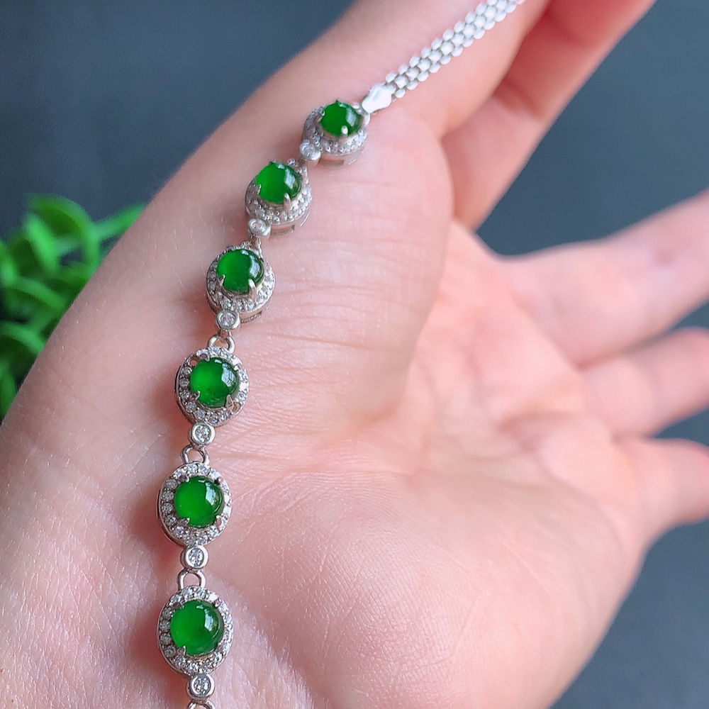 冰满绿翡翠蛋面手链，水水润润，珠圆玉润，颜色鲜艳，妙明清净，清秀高雅，佩戴效果优雅迷人！性价比超值 W502.18  取一尺寸：8-6.6-5.5mm    裸石尺寸：4.5mm