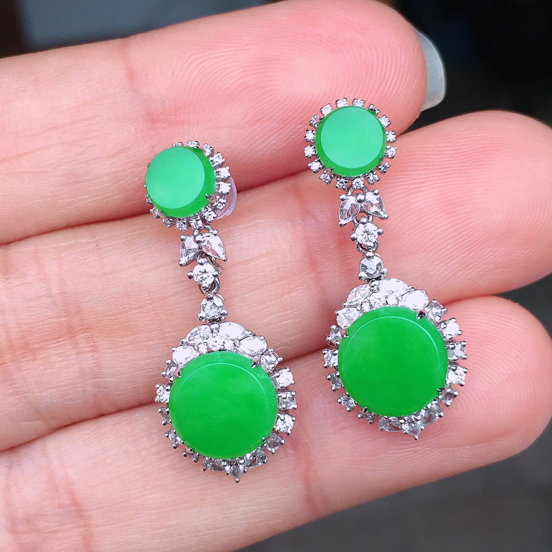 阳绿平安扣耳坠，色泽均匀艳丽，玉质细腻，荧光感超
强，饱满圆润，尽显优雅气质，18k
金豪华镶嵌