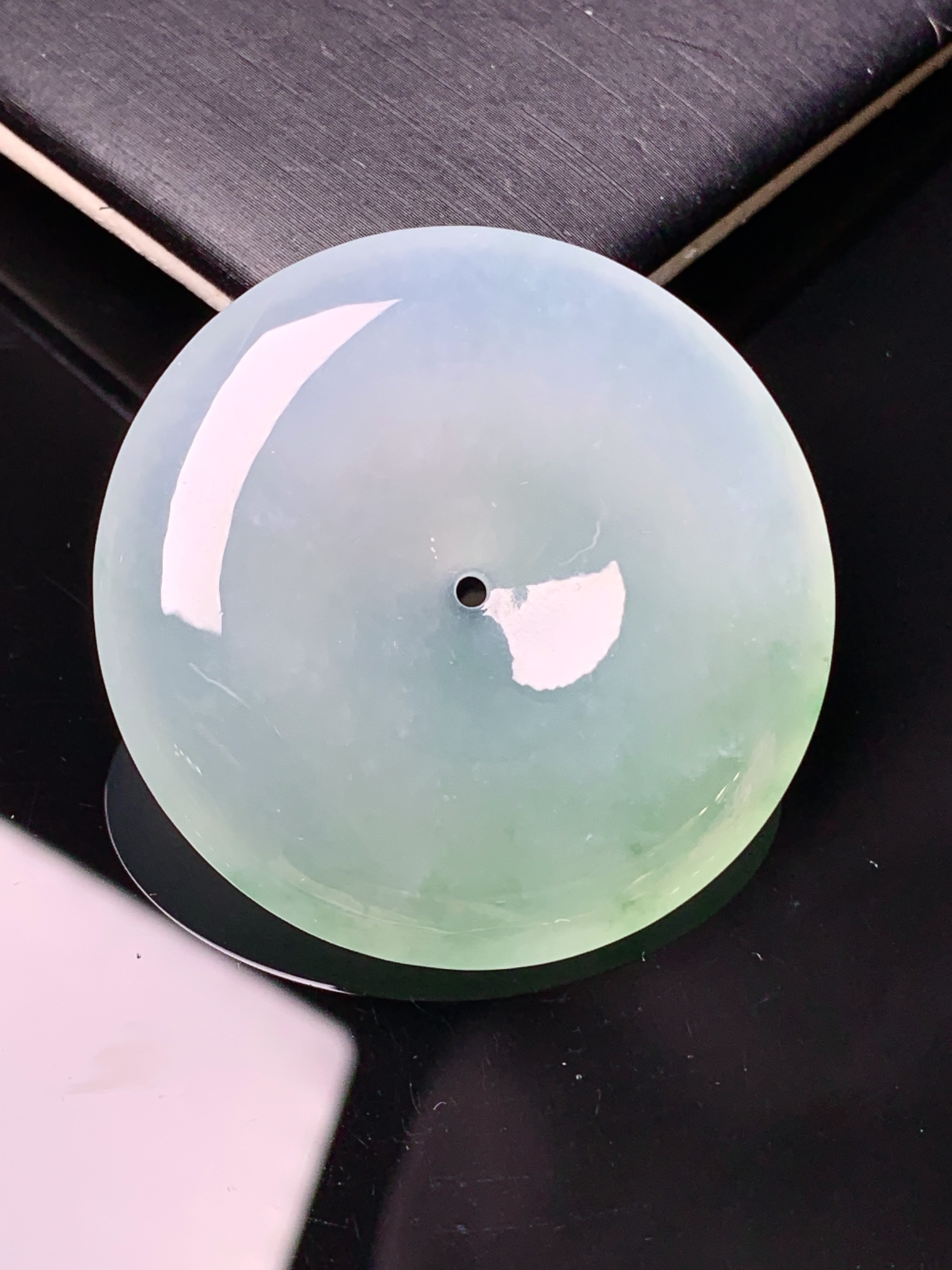 冰种飘绿平安扣吊坠 玉质细腻 色泽艳丽清新 水润亮眼 整体尺寸38.8*7.2a2