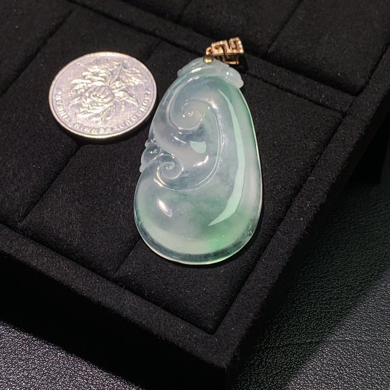 冰润飘绿事事如意吊坠 尺寸51.5-31.9-6.3毫米