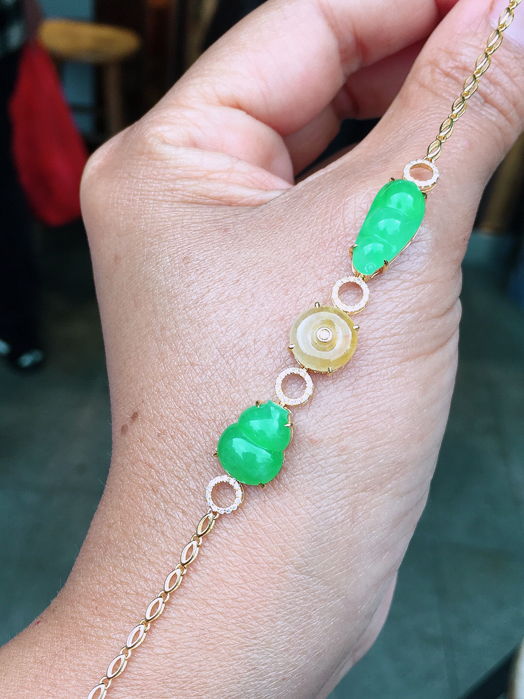 （黄+绿）三合一手链，色泽均匀艳丽，玉质细腻，荧光感超
强，饱满圆润，尽显优雅气质，18k
金豪华镶