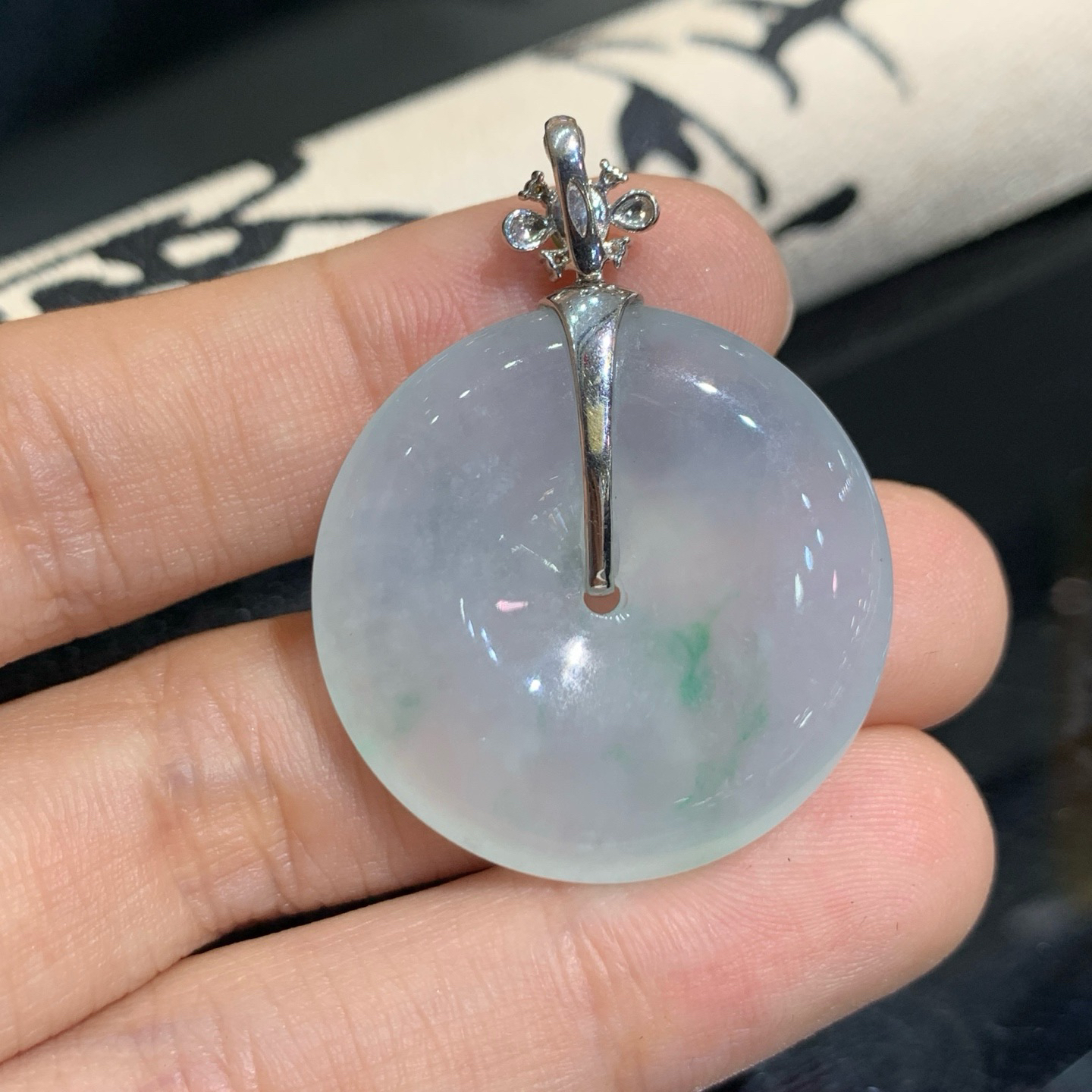 冰润飘绿平安扣吊坠 尺寸37.4-28.5-5.8毫米