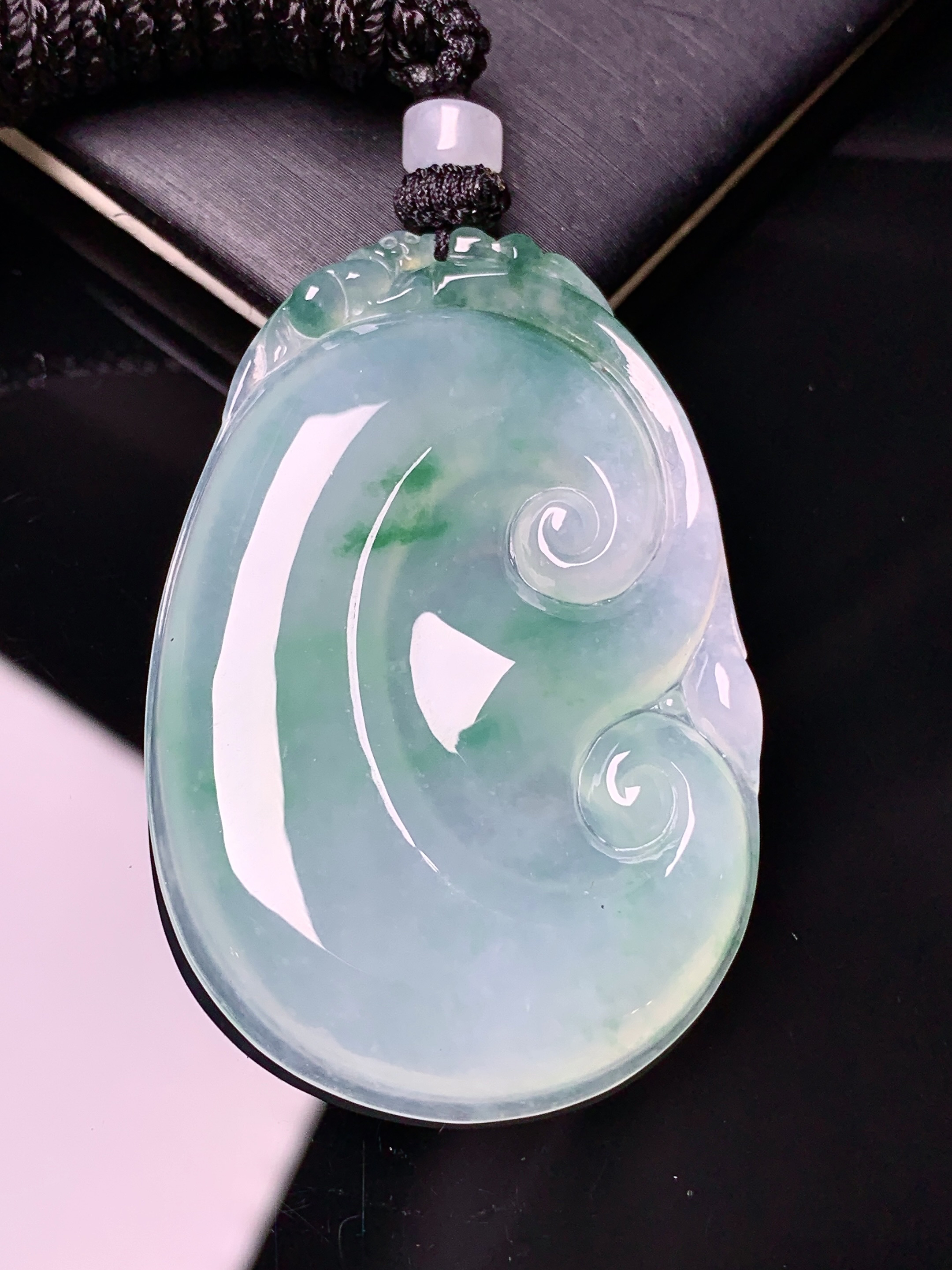 冰种飘绿如意吊坠 玉质细腻 色泽艳丽清新 水润亮眼 整体尺寸48*31.8*4.6x1