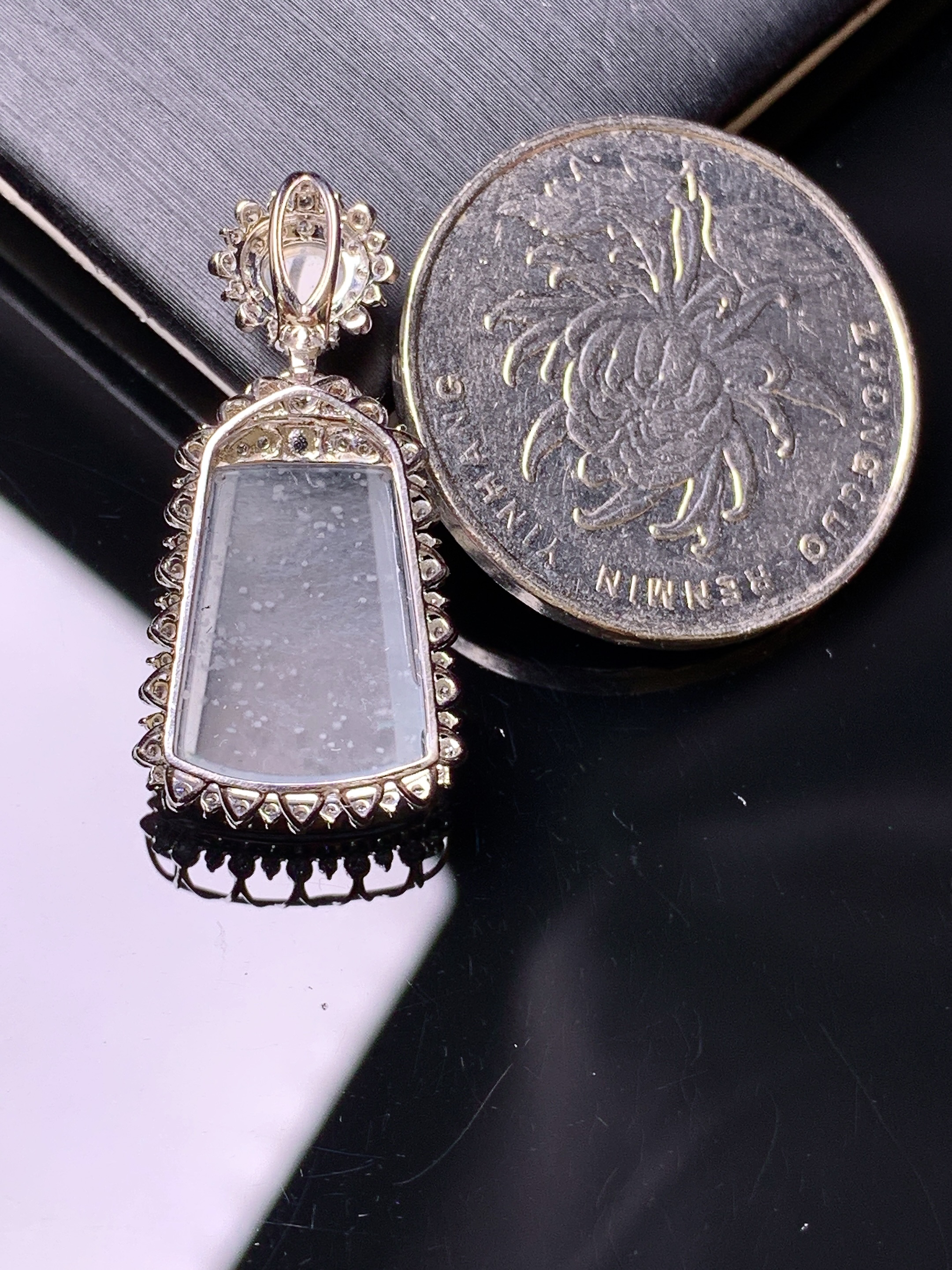 18k金钻镶嵌冰种雪花棉无事牌吊坠 玉质细腻 色泽艳丽清新 水润亮眼 整体尺寸28.2*14.3*7.3y4