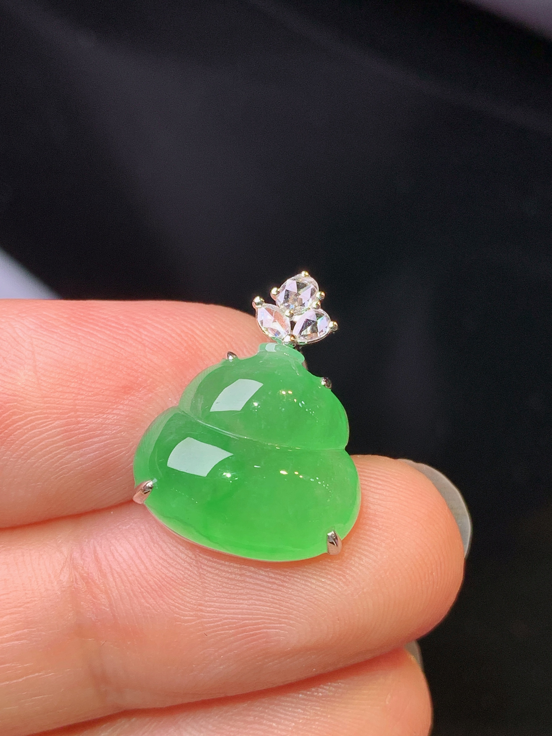 18k金钻镶嵌翠绿葫芦吊坠 玉质细腻 色泽艳丽清新 水润亮眼 整体尺寸18.2*14*5.5g1