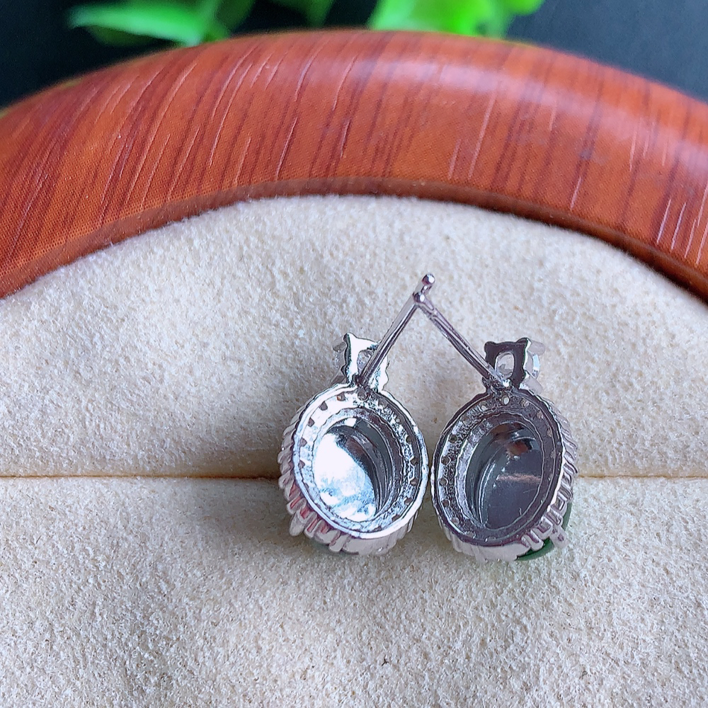 冰满绿翡翠925银镶嵌耳钉，自然光实拍，翠色灵动，颜色漂亮，种老水足，品相佳，佩戴佳品！W502.18  取一整体尺寸：13.5-8.8-6.4mm  裸石尺寸：8.2-6mm