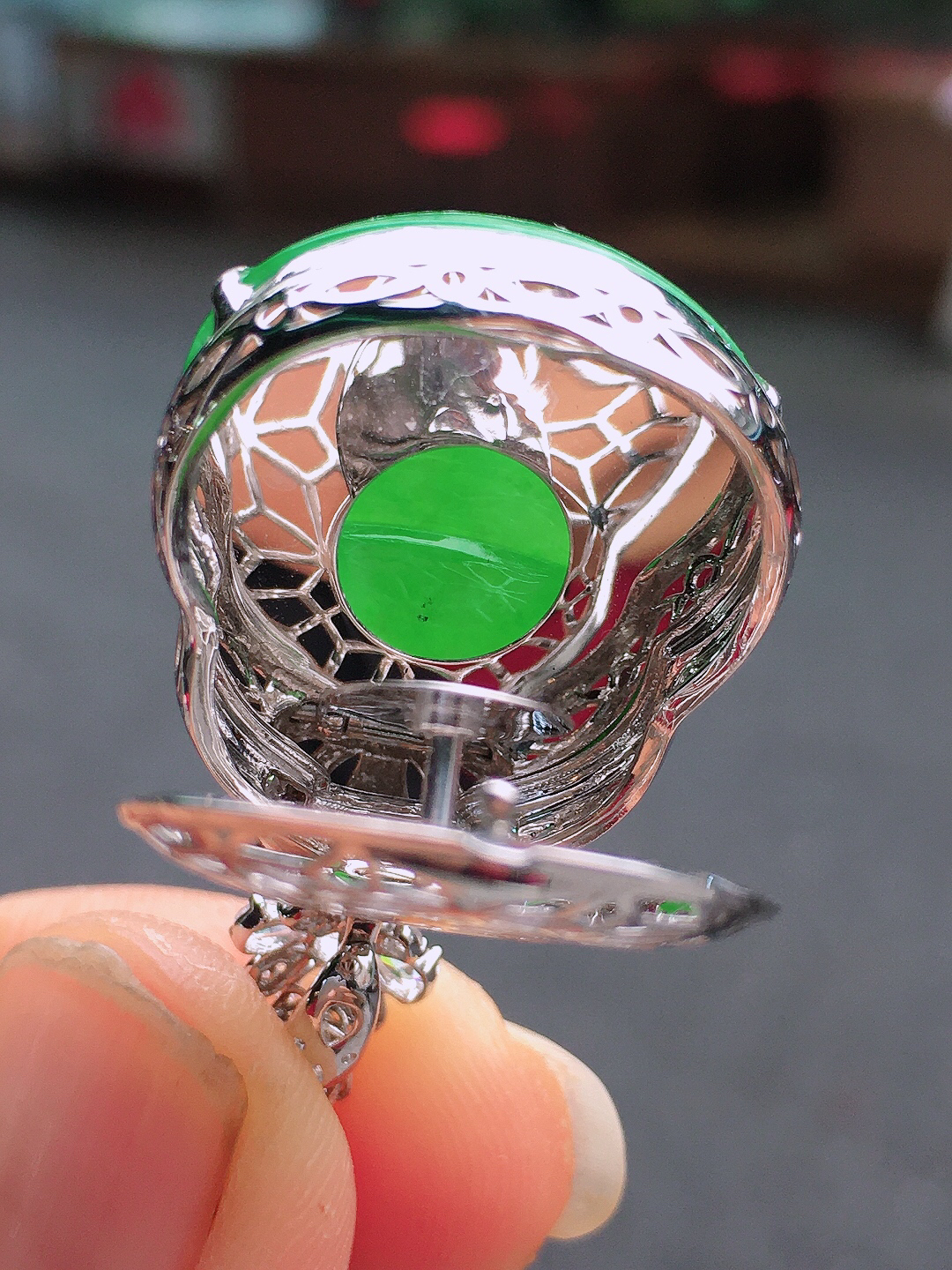 阳绿葫芦吊坠，色泽均匀艳丽，玉质细腻，荧光感超
强，饱满圆润，尽显优雅气质，18k
金豪华镶嵌