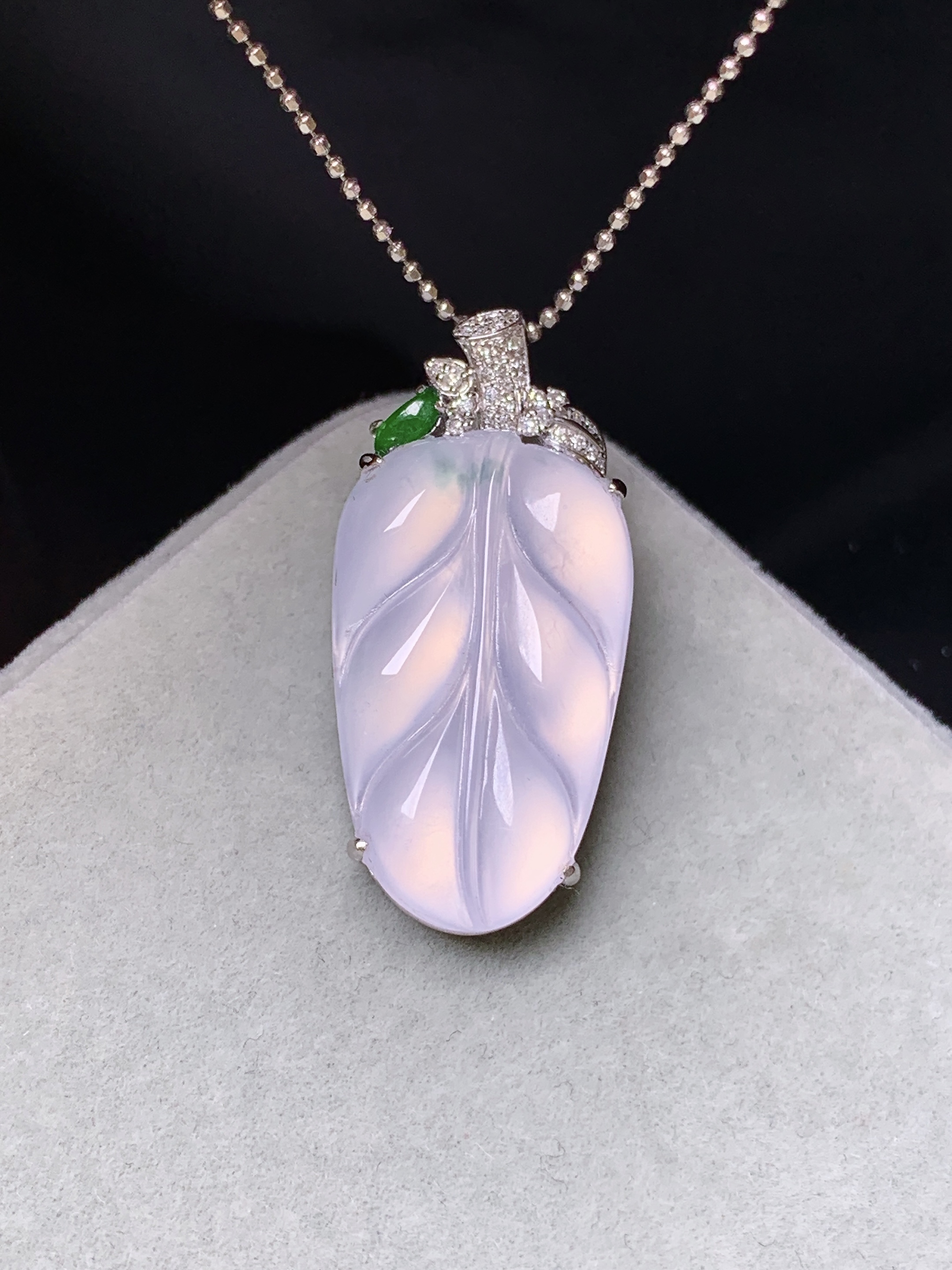 18k金钻镶嵌冰种树叶吊坠 玉质细腻 色泽艳丽清新 水润亮眼 整体尺寸30*14*6.5y4