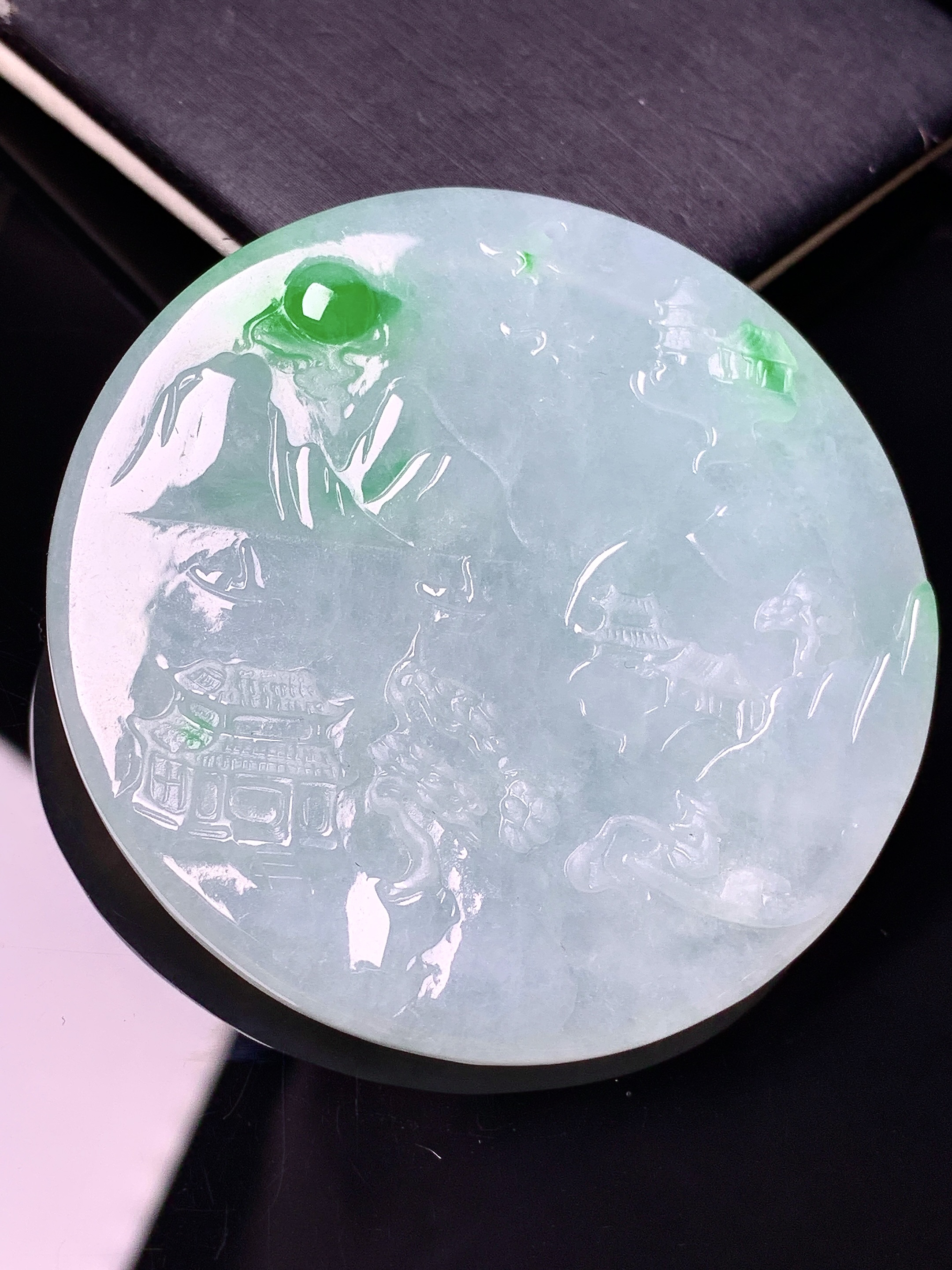 飘绿山水圆牌吊坠 玉质细腻 色泽艳丽清新 水润亮眼 整体尺寸54*5.3a2