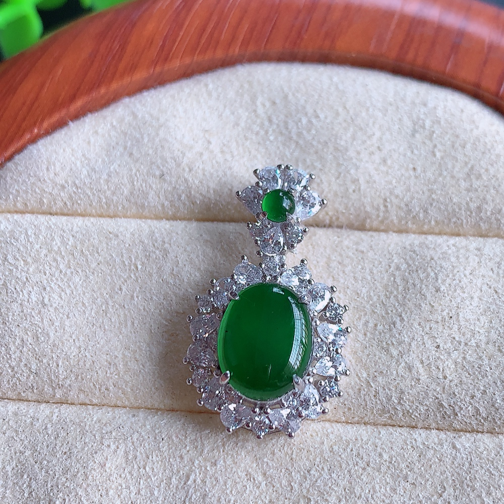 冰润满绿蛋面翡翠吊坠，质地细腻，清秀高雅，饱满圆润  款式大方经典，颜色鲜艳，沁人心脾，高质量精品   W502.18  整体尺寸：24.5-14.5-7.6mm   裸石尺寸：10-8mm