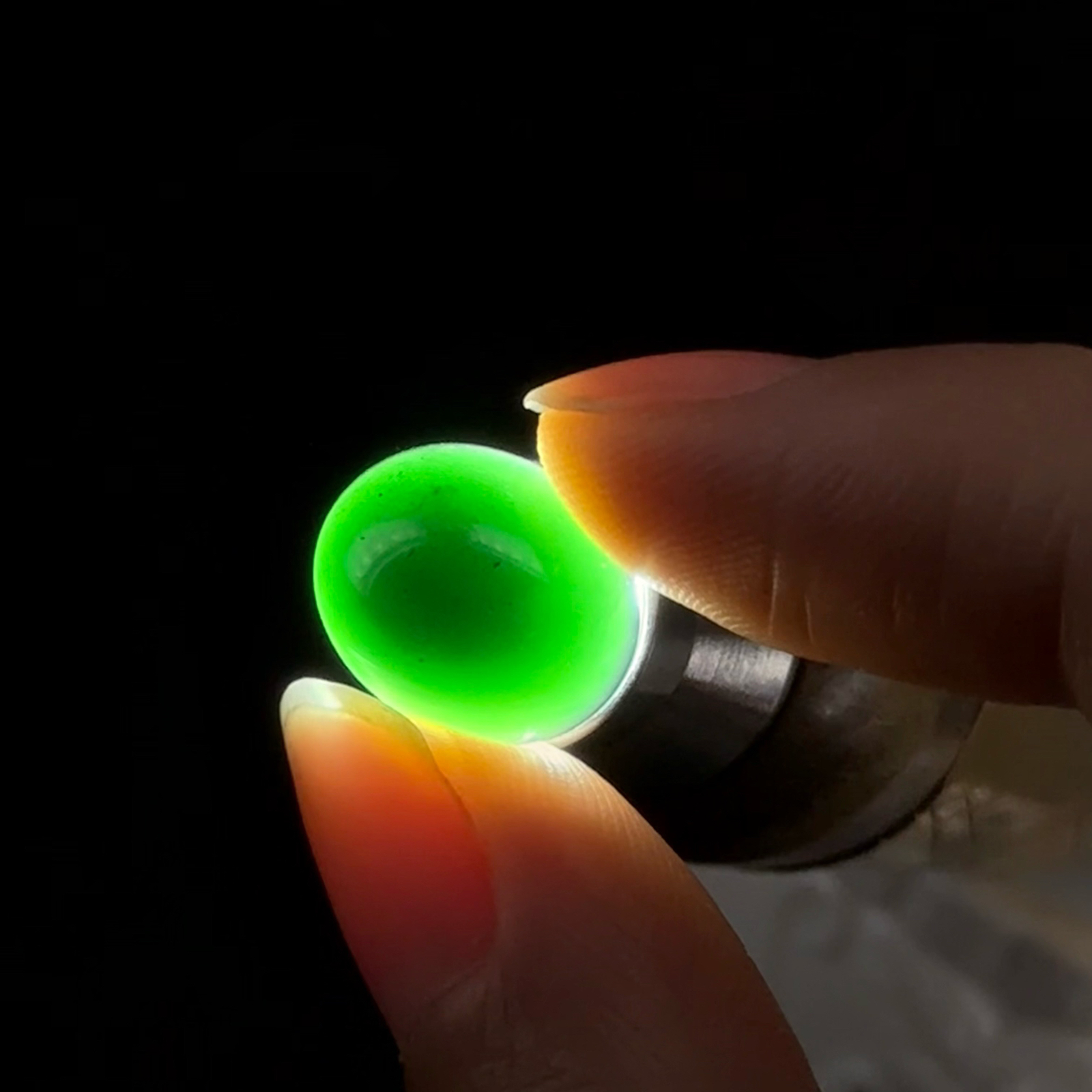 精品墨翠蛋面裸石 戒面 种好色正 黑度极好 打灯通透饱满大气 尺寸14.1