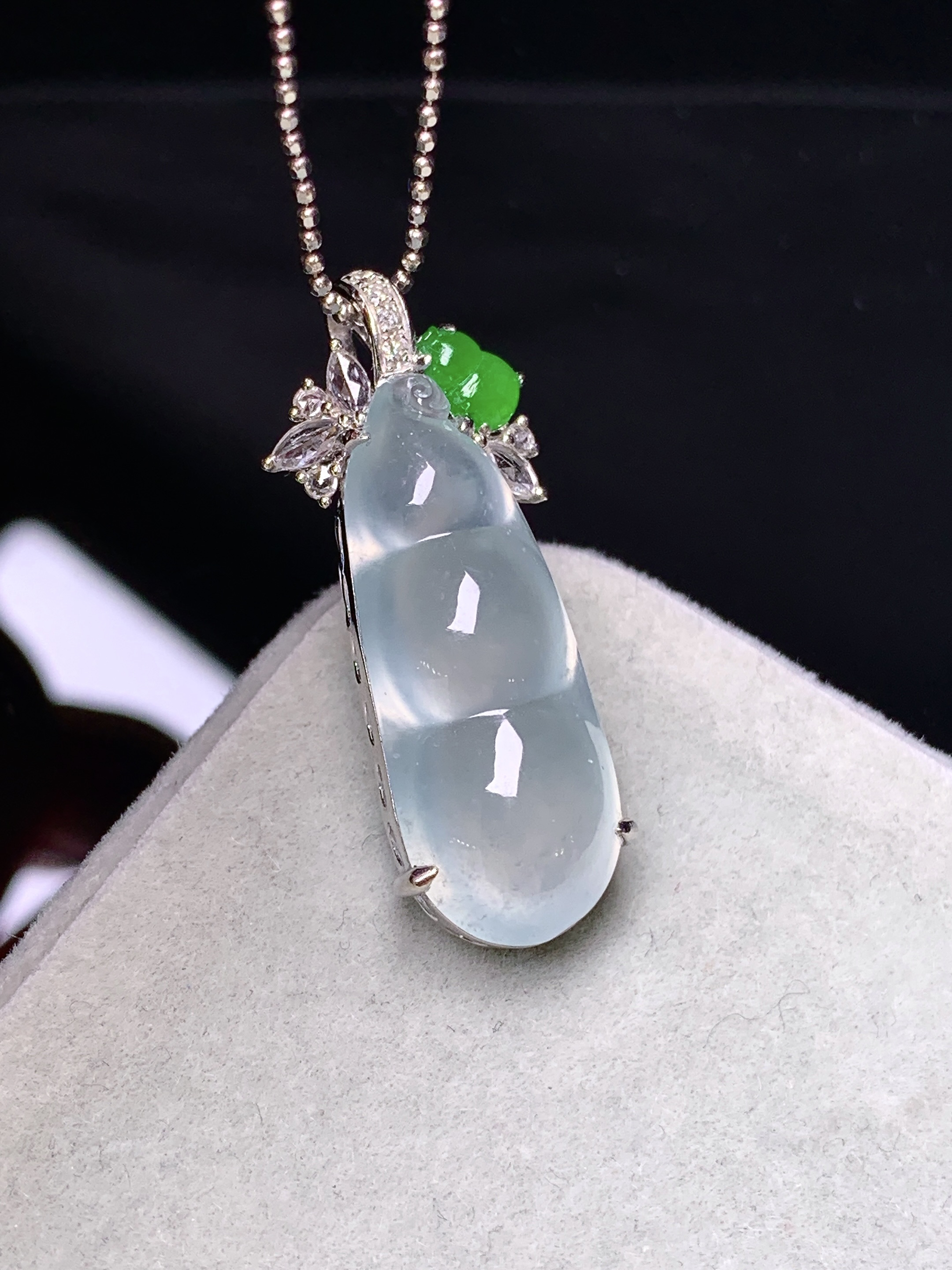 18k金钻镶嵌冰种四季豆吊坠 玉质细腻 色泽艳丽清新 水润亮眼 整体尺寸30.3*9.8*8c2