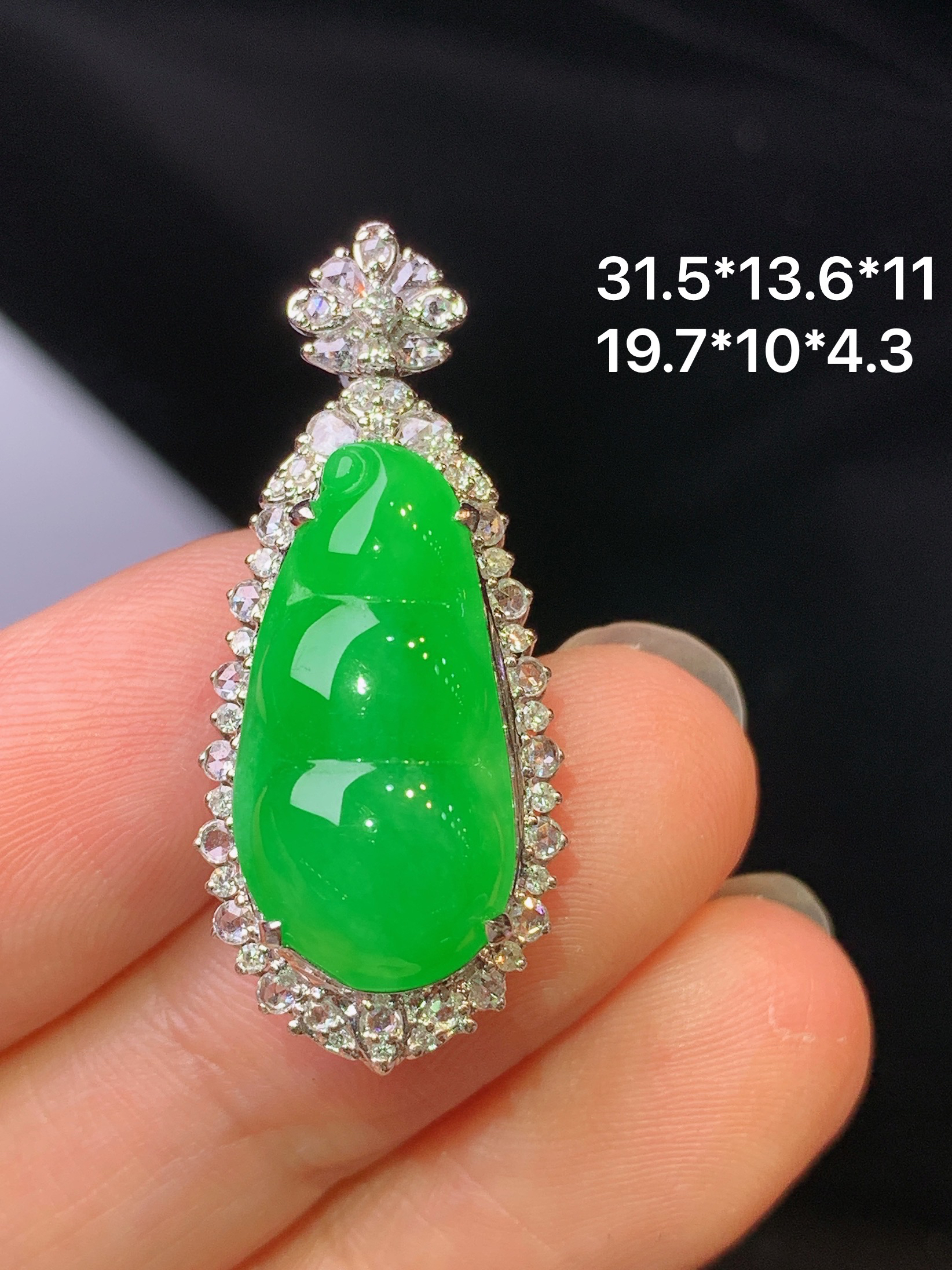 18k金钻镶嵌满绿四季豆吊坠 玉质细腻 色泽艳丽清新 水润亮眼 整体尺寸31.5*13.6*11h2