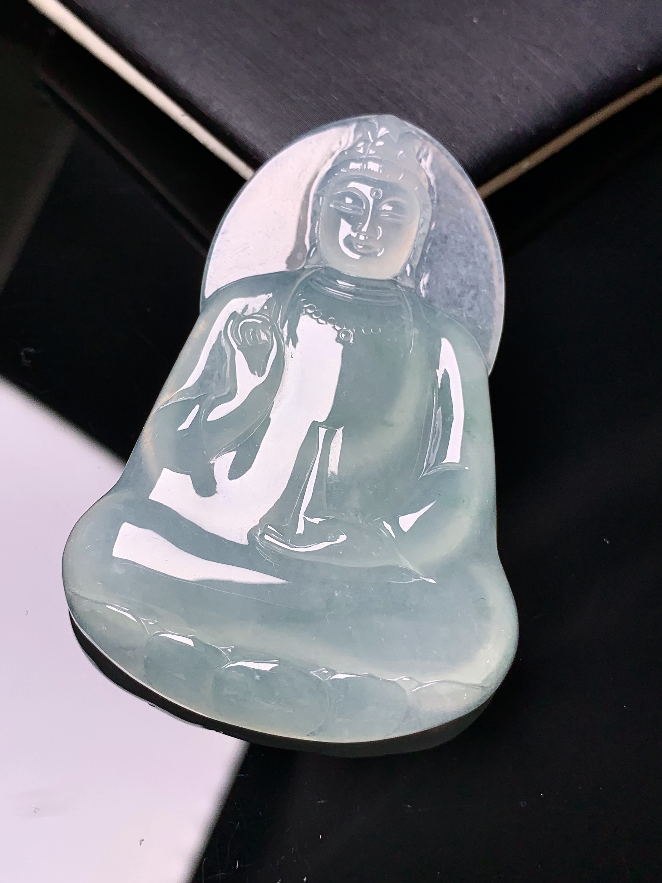 冰种观音菩萨吊坠 玉质细腻 色泽艳丽清新 水润亮眼 整体尺寸54.8*37.3*5.8