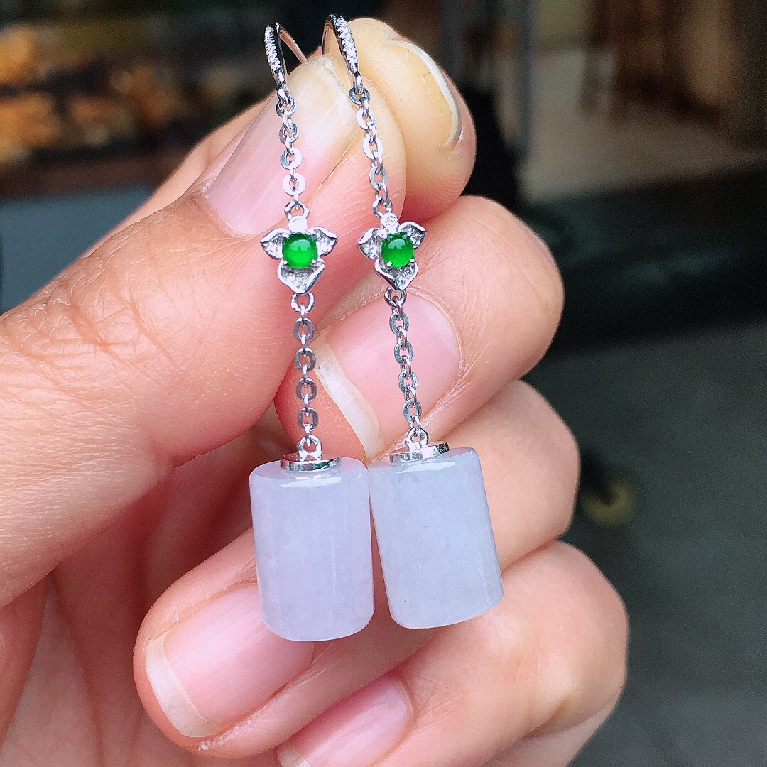 淡紫罗兰路路通耳坠，色泽均匀艳丽，玉质细腻，荧光感超
强，饱满圆润，尽显优雅气质，18k
金豪华镶嵌