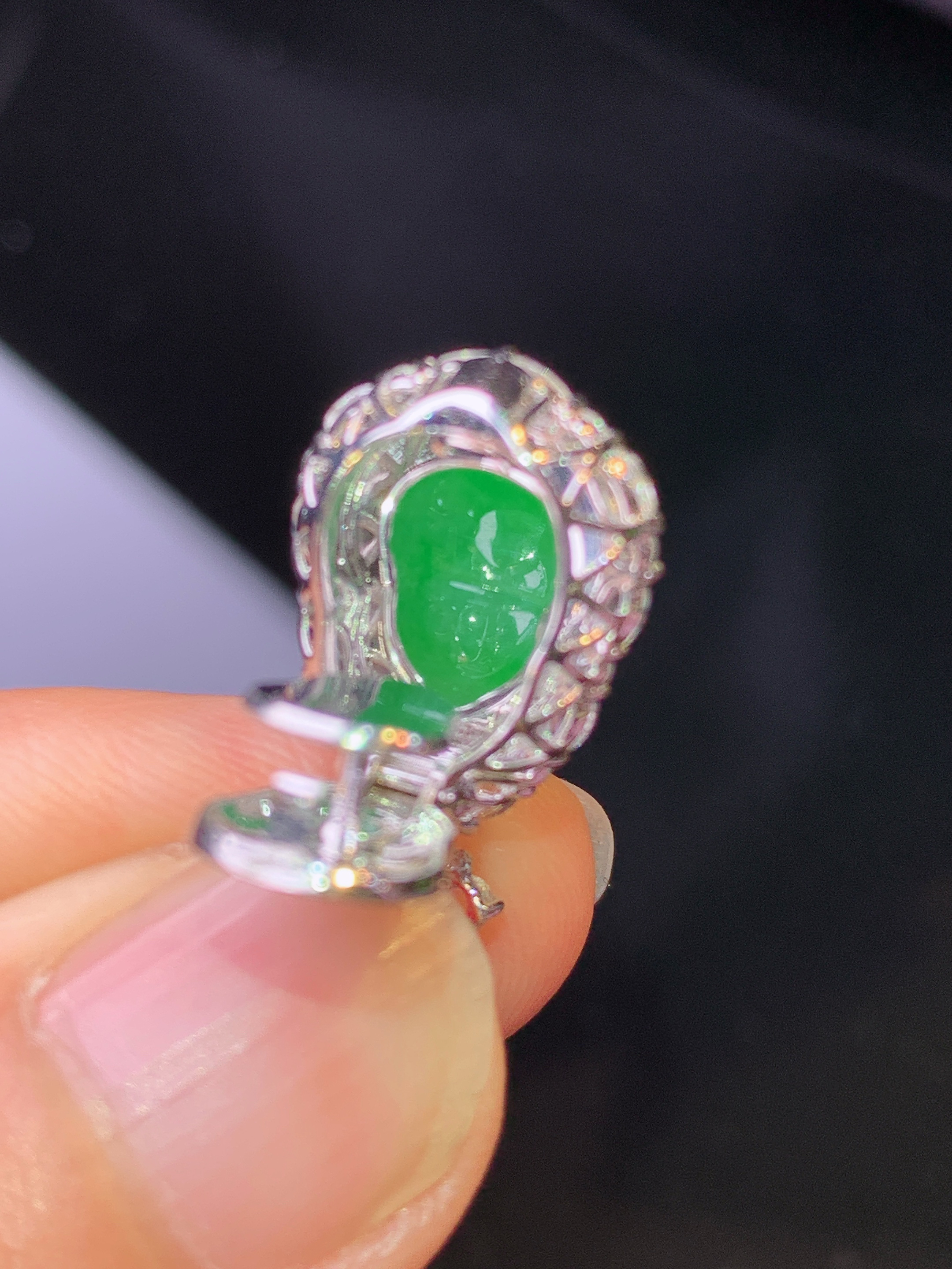 18k金钻镶嵌翠绿葫芦吊坠 玉质细腻 色泽艳丽清新 水润亮眼 整体尺寸21.8*12*10.5g1