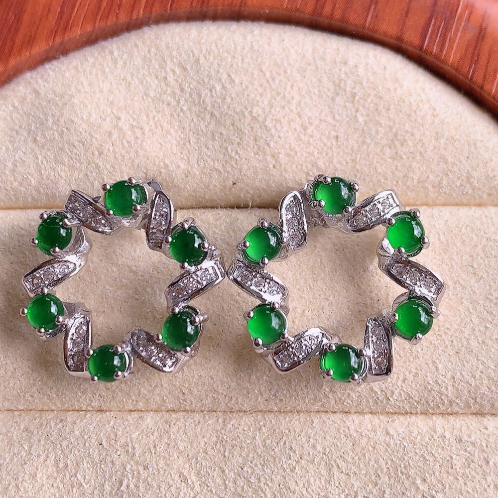 冰润满绿翡翠925银镶嵌耳钉，自然光实拍，翠色灵动，颜色漂亮，种老水足，品相佳，佩戴佳品！W815.18  取一整体尺寸：17.8-5.5mm  裸石尺寸：3mm