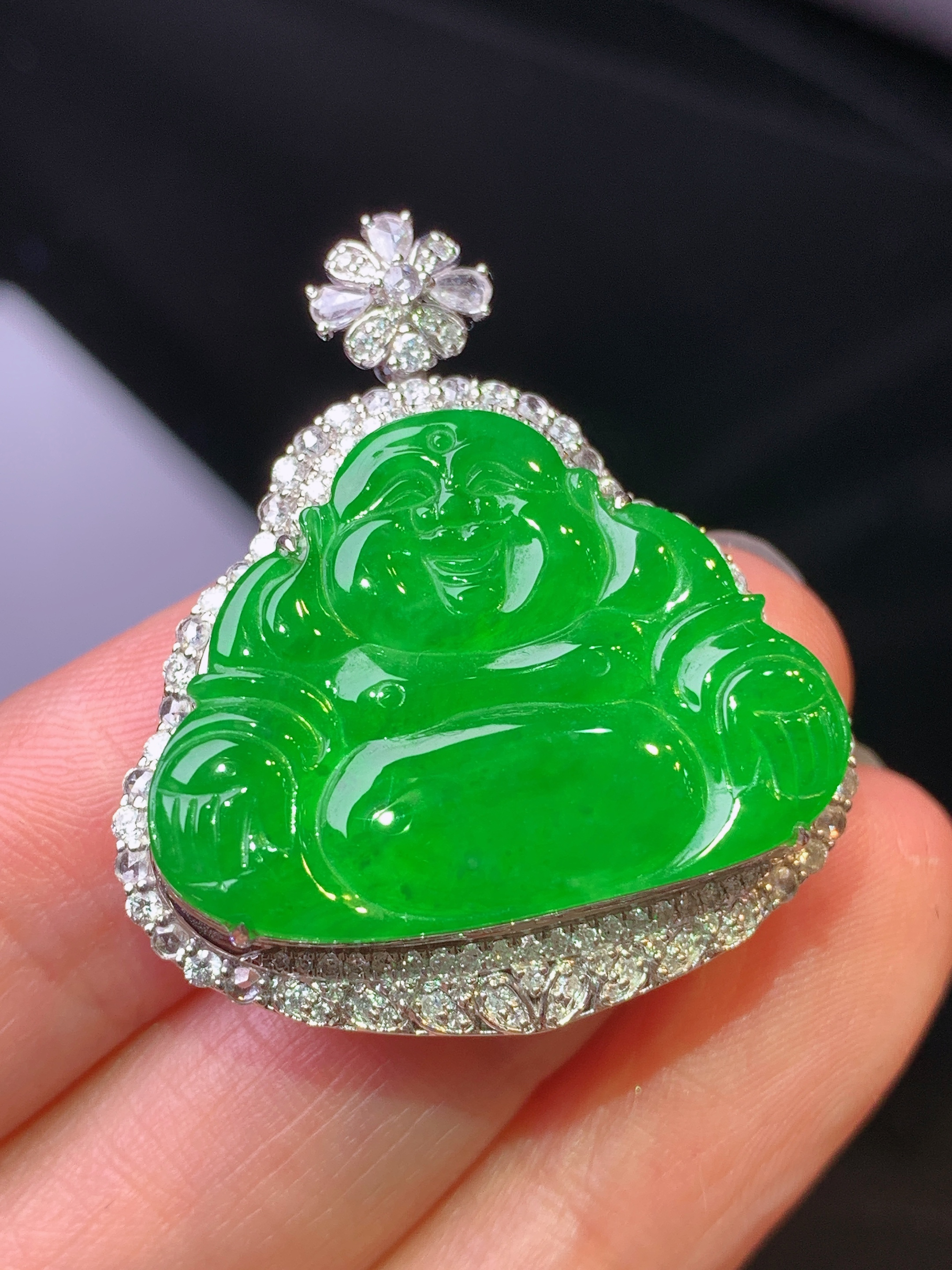 18k金钻镶嵌满绿佛公吊坠 玉质细腻 色泽艳丽清新 水润亮眼 整体尺寸33.5*29.5*10.2g