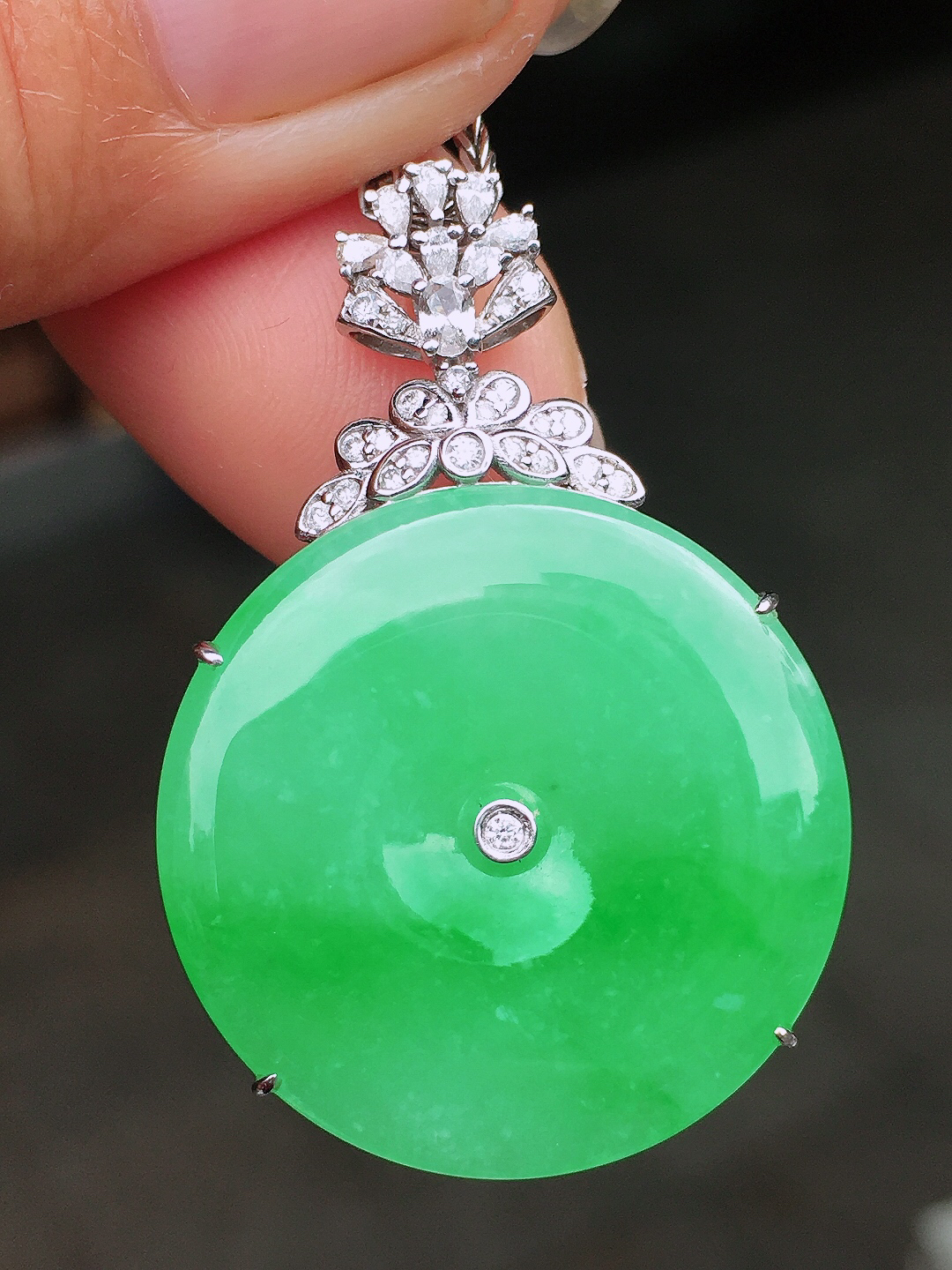 阳绿平安扣吊坠，色泽均匀艳丽，玉质细腻，荧光感超
强，饱满圆润，尽显优雅气质，18k
金豪华镶嵌