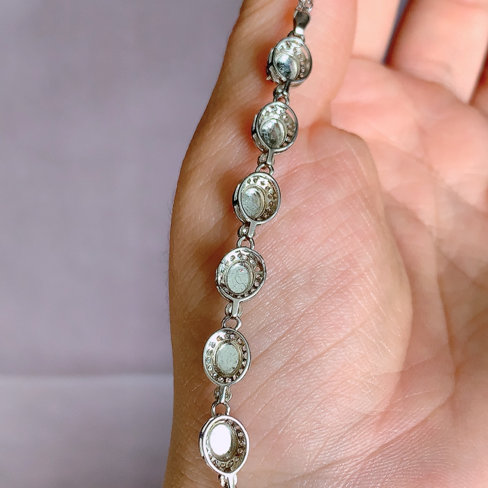 冰满绿翡翠蛋面手链，水水润润，珠圆玉润，颜色鲜艳，妙明清净，清秀高雅，佩戴效果优雅迷人！性价比超值 W502.18  取一尺寸：8-6.6-5.5mm    裸石尺寸：4.5mm