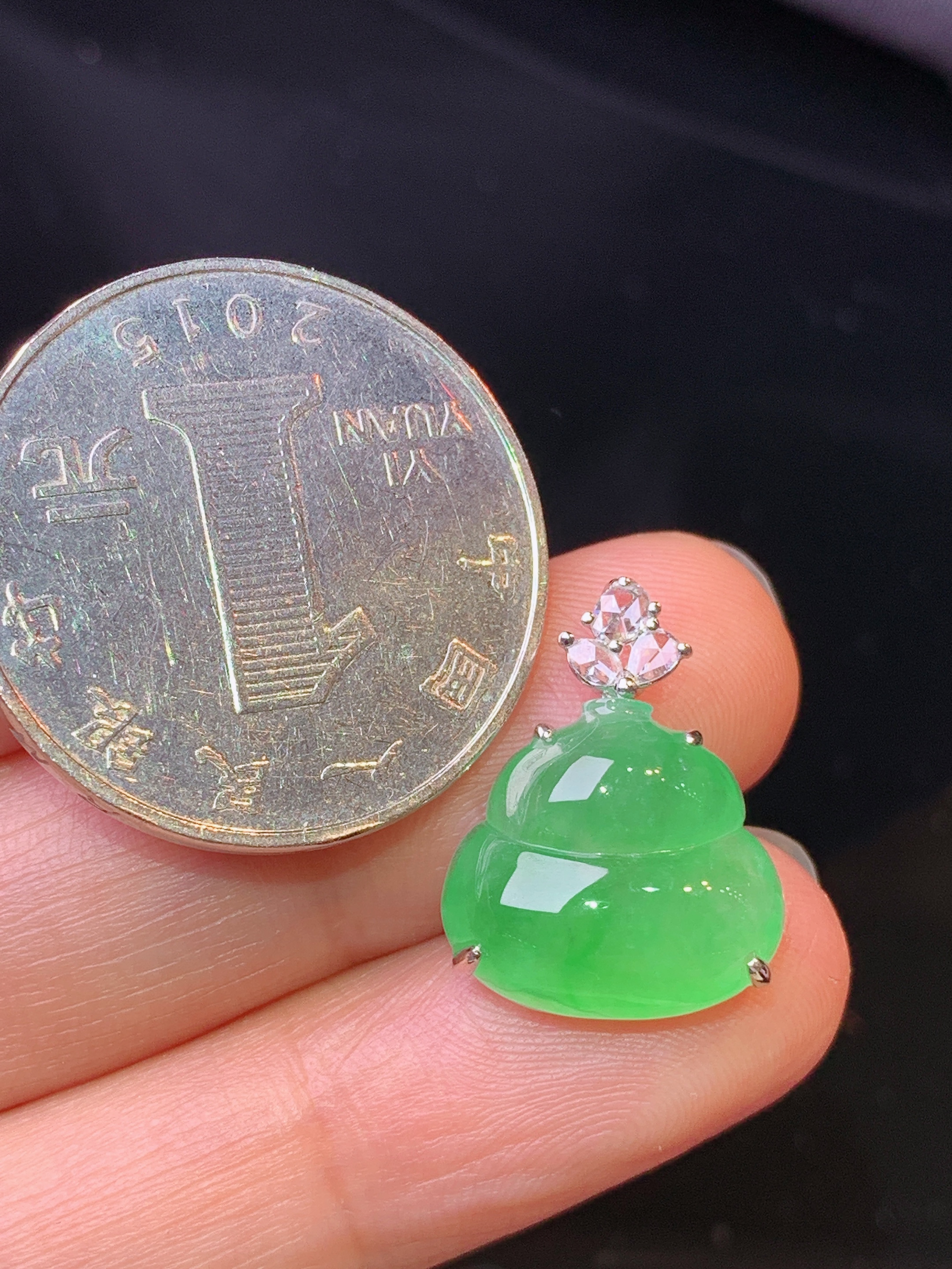 18k金钻镶嵌翠绿葫芦吊坠 玉质细腻 色泽艳丽清新 水润亮眼 整体尺寸18.2*14*5.5g1