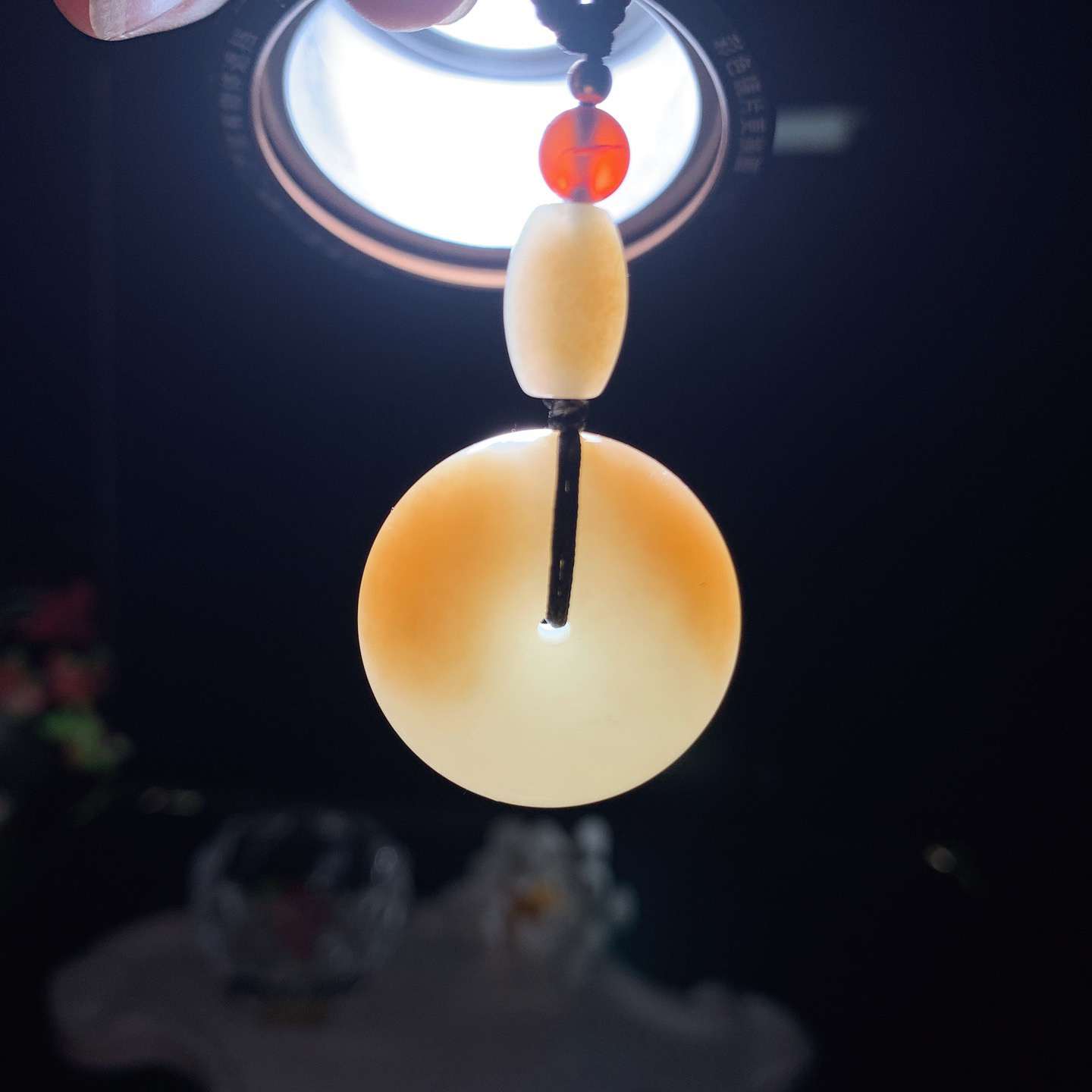 新疆和田玉白玉且末糖平安扣挂件 尺寸26/12重19克。玉质细腻油润。手推出油。佩戴高端典雅。lt260319