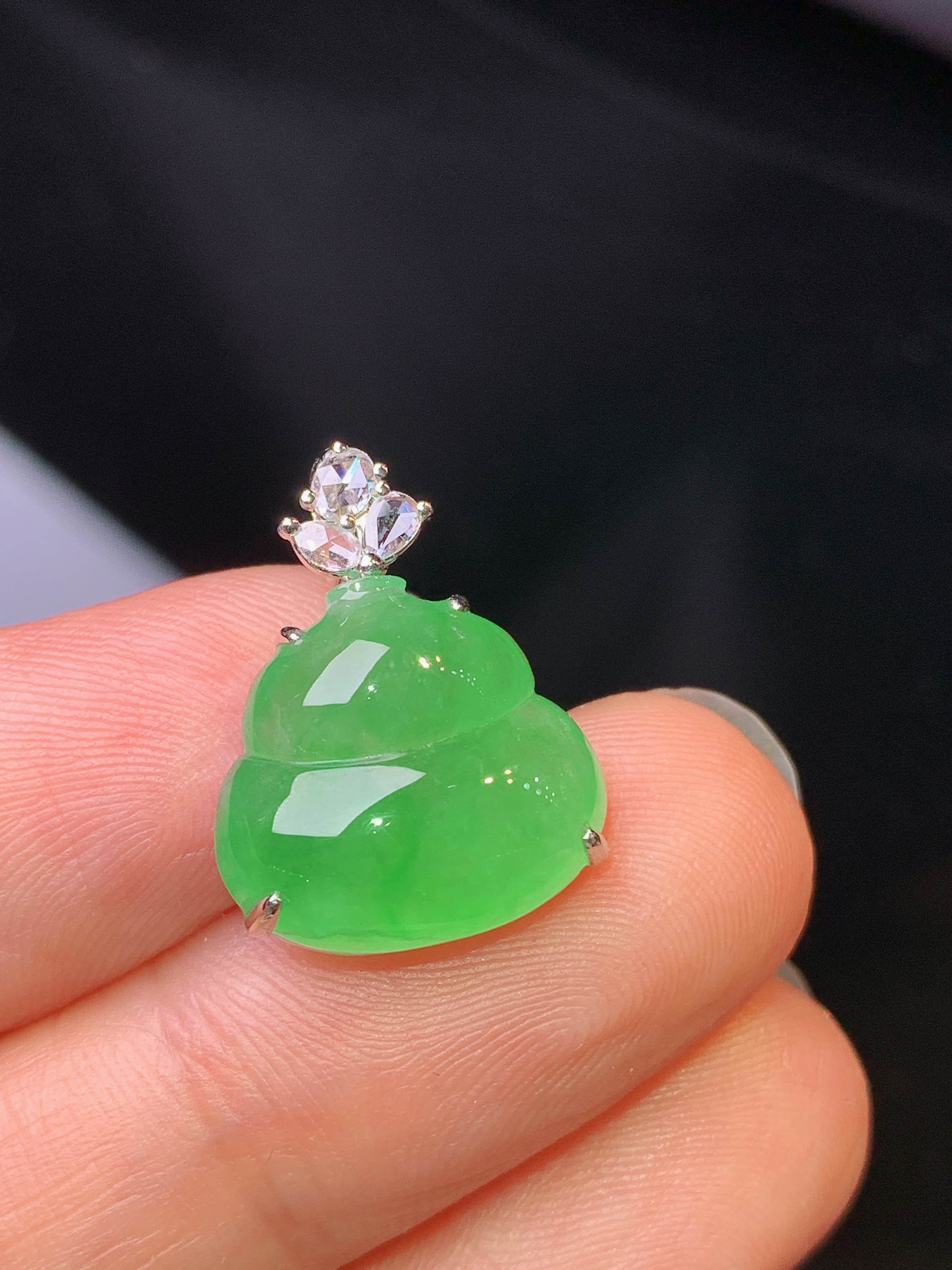 18k金钻镶嵌翠绿葫芦吊坠 玉质细腻 色泽艳丽清新 水润亮眼 整体尺寸18.2*14*5.5g1