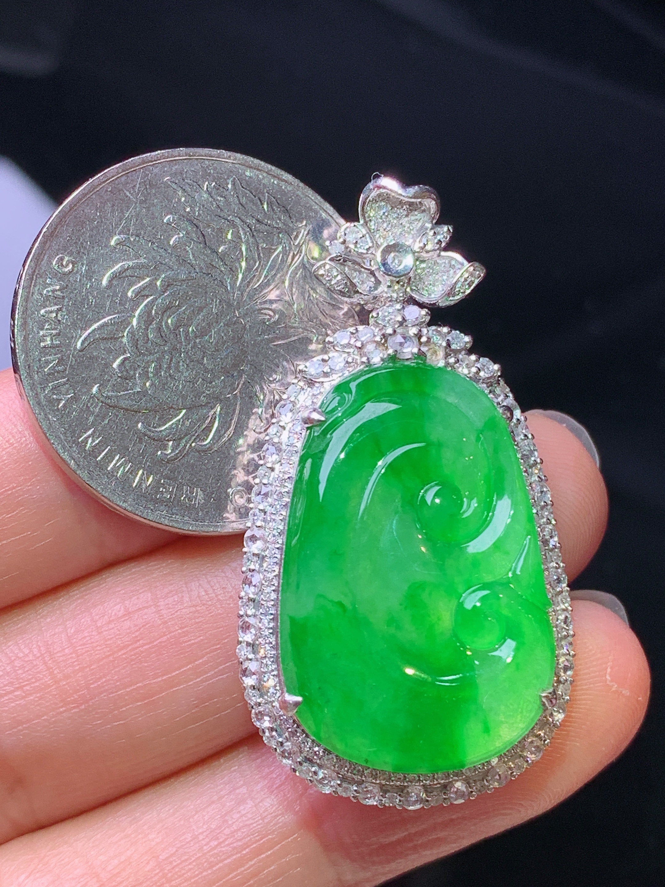 18k金钻镶嵌翠绿如意吊坠 玉质细腻 色泽艳丽清新 水润亮眼 整体尺寸38.8*21*7.8c2