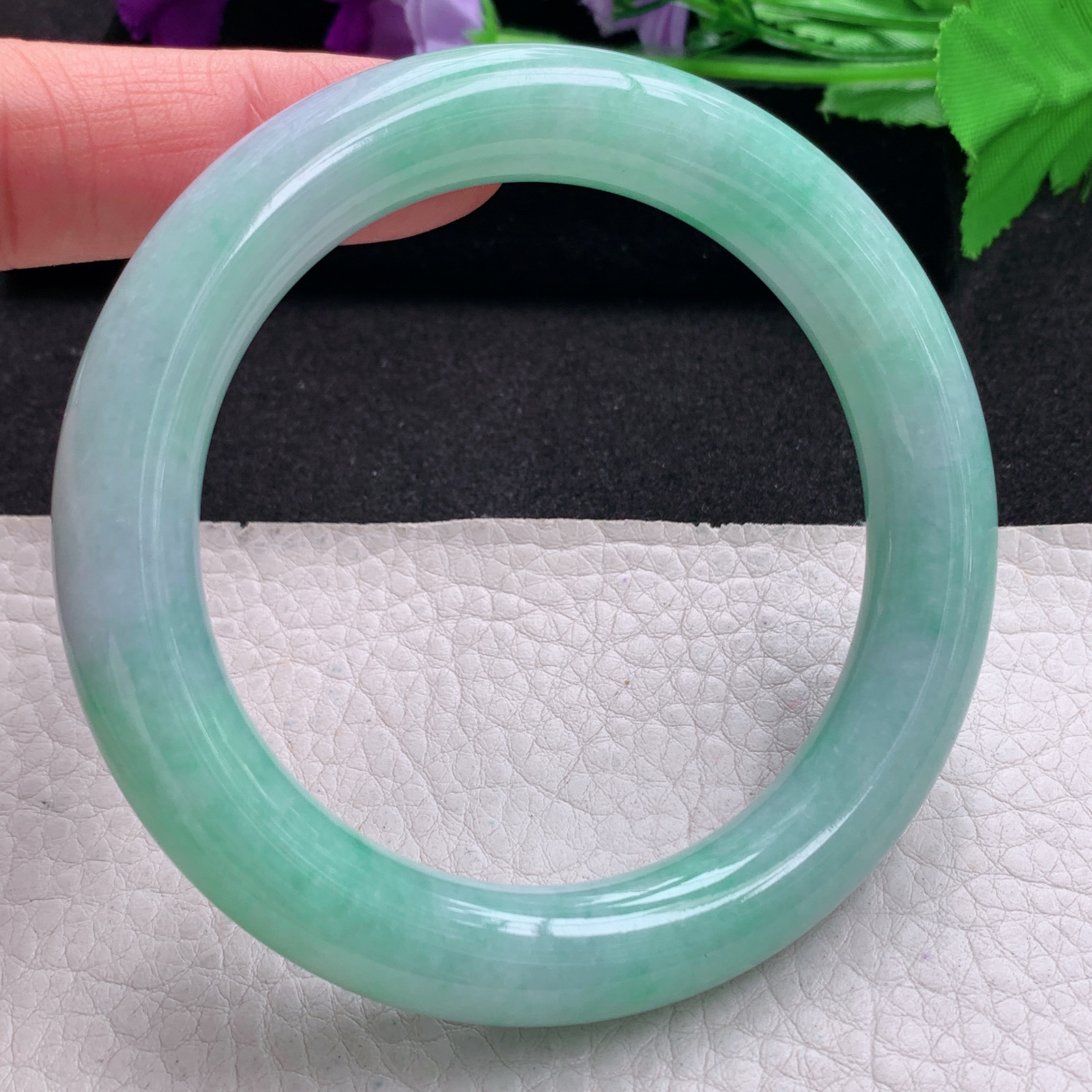 js实拍59*11.5*11美人镯 缅甸翡翠a货玉手镯精美淡春带彩圆条玉手环