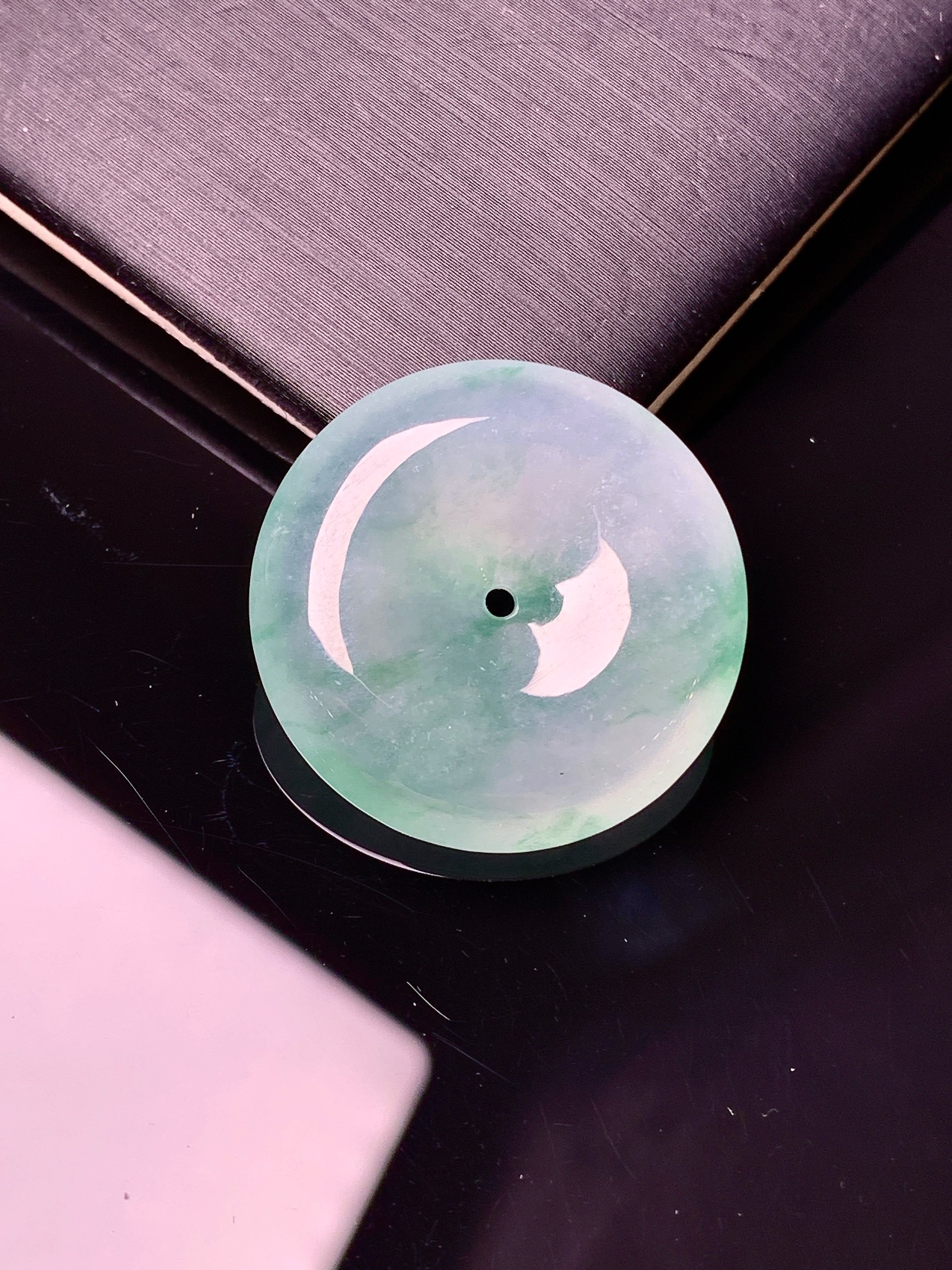 冰种飘绿平安扣吊坠 玉质细腻 色泽艳丽清新 水润亮眼 整体尺寸25.2*6x1