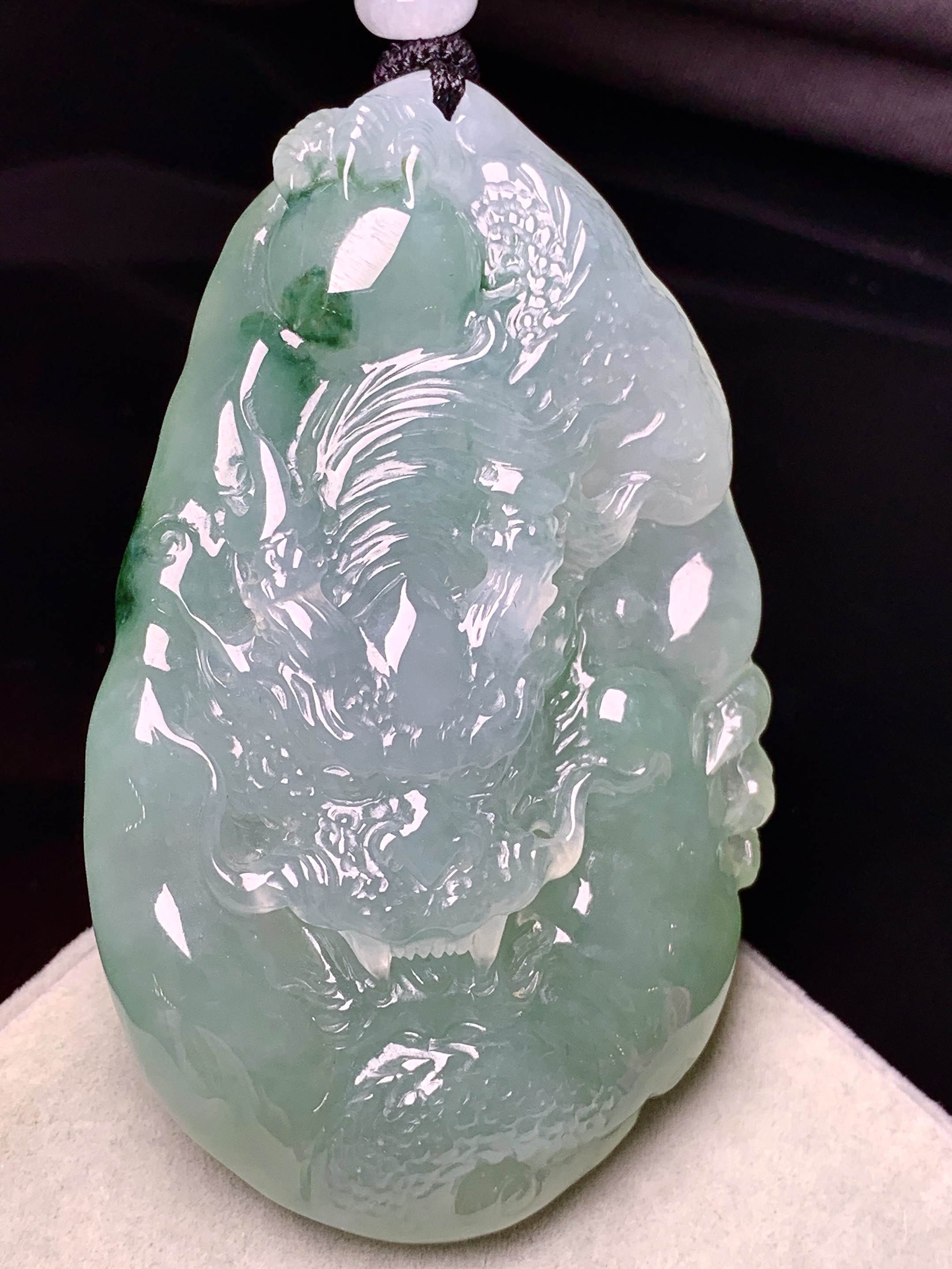 飘绿龙牌吊坠 玉质细腻 色泽艳丽清新 水润亮眼 整体尺寸65*40.5*12.3w1