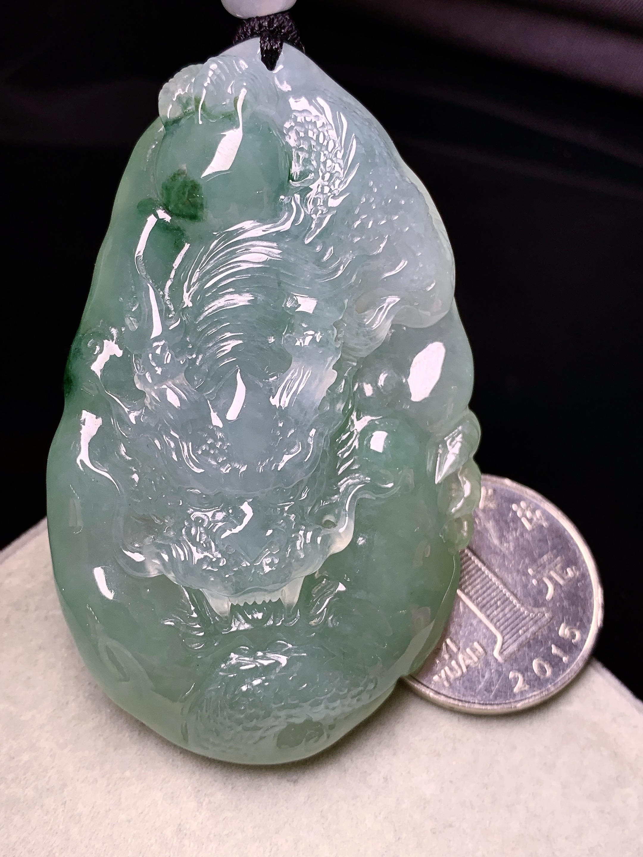 飘绿龙牌吊坠 玉质细腻 色泽艳丽清新 水润亮眼 整体尺寸65*40.5*12.3w1