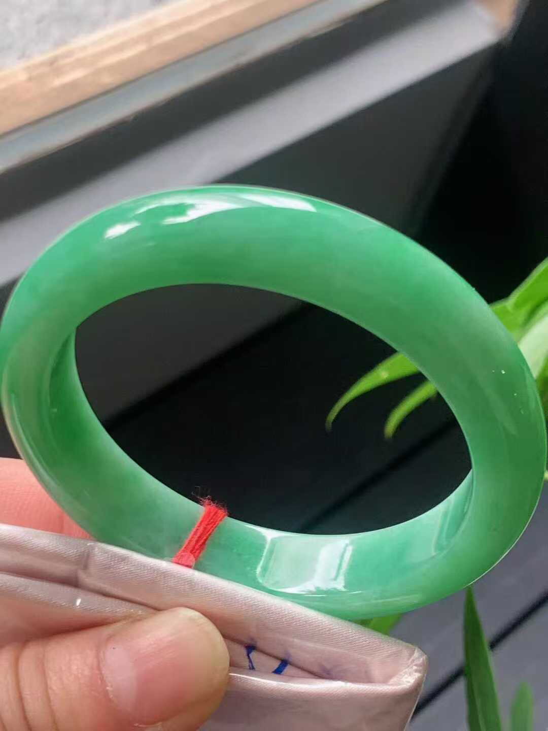 【翡翠名称】老坑种满绿52.8正圈口手镯
【翡翠尺寸】52.8/12.8/7.8mm适合51.8-5