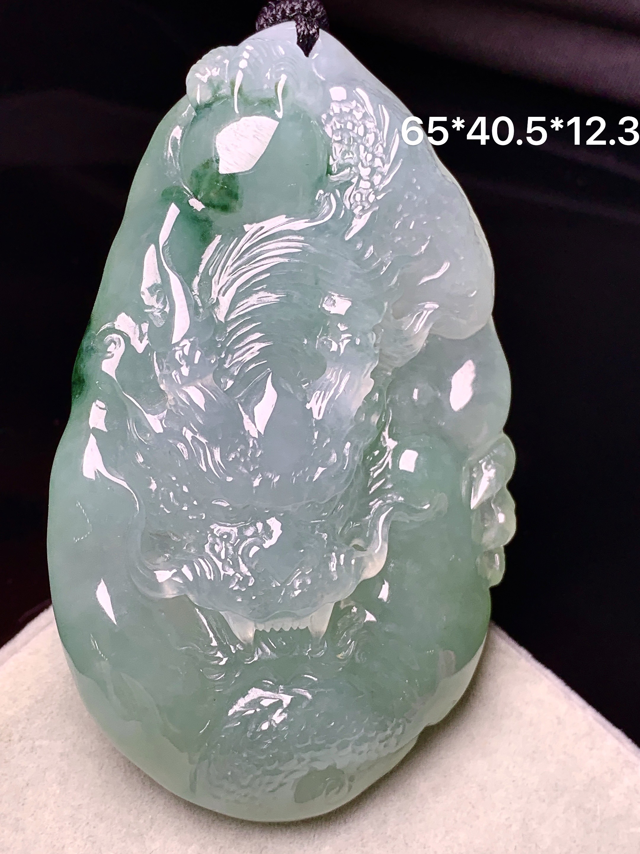 飘绿龙牌吊坠 玉质细腻 色泽艳丽清新 水润亮眼 整体尺寸65*40.5*12.3w1