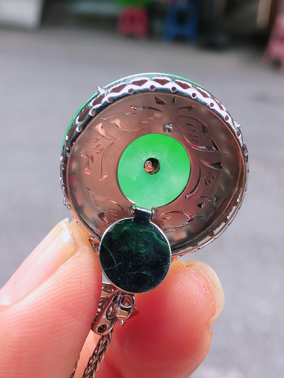 阳绿平安扣吊坠，色泽均匀艳丽，玉质细腻，荧光感超
强，饱满圆润，尽显优雅气质，18k
金豪华镶嵌