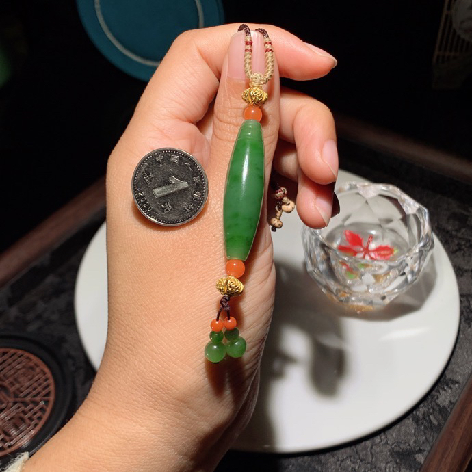 和田玉阳绿俄罗斯碧玉转运珠勒子挂件。尺寸40/11重11克。玉质细腻油润。手推出油。品相大气。lt260318