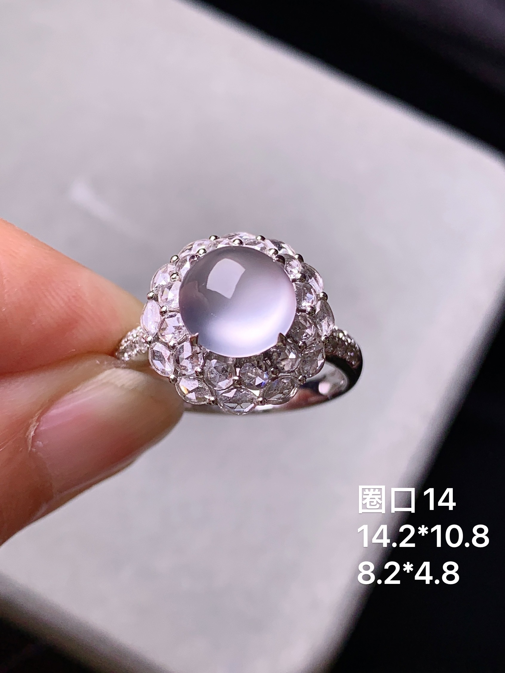18k金钻镶嵌冰种蛋面戒指 玉质细腻 色泽艳丽清新 水润亮眼 圈口14 整体尺寸14.2*10.8a1