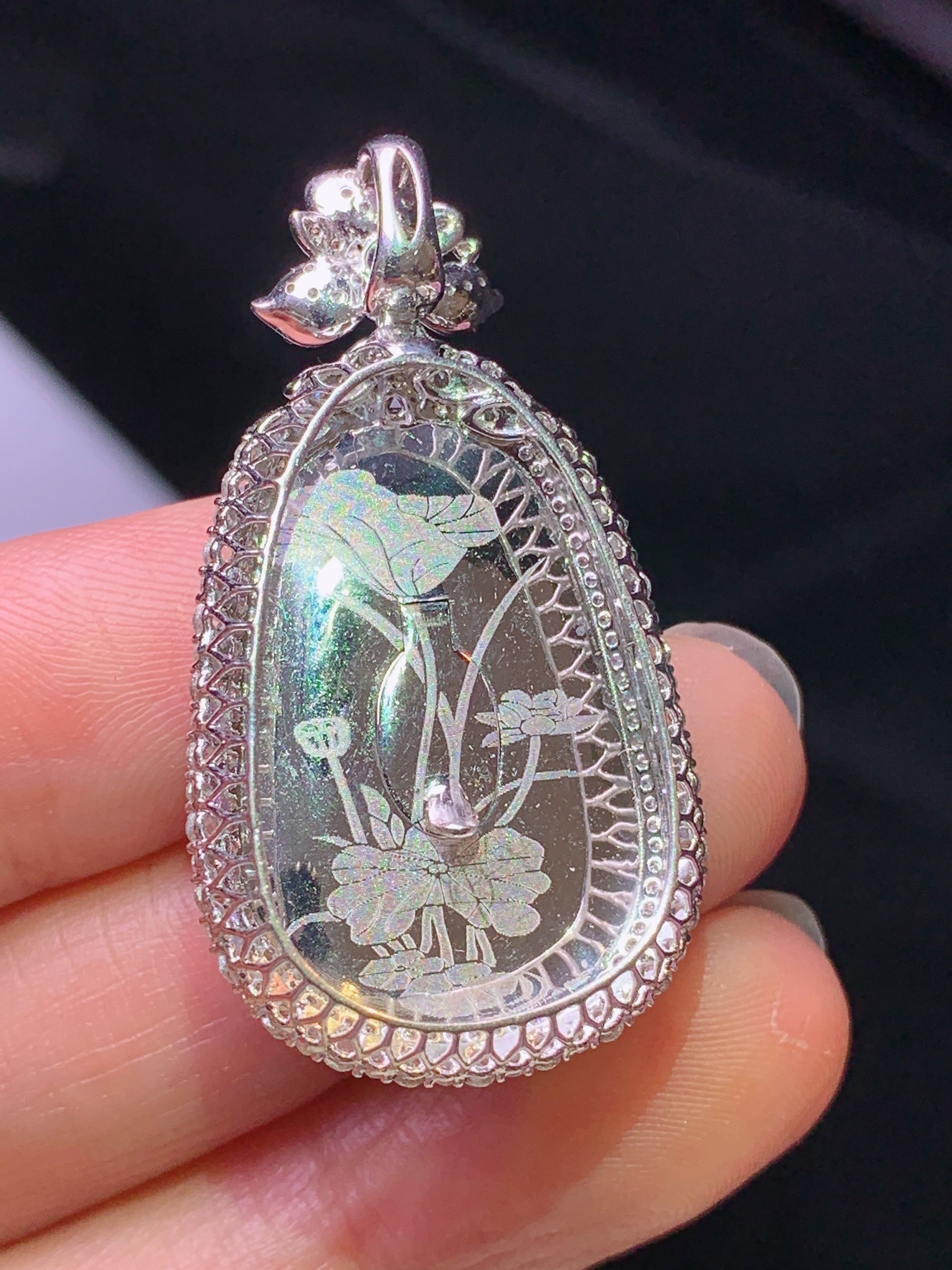 18k金钻镶嵌翠绿如意吊坠 玉质细腻 色泽艳丽清新 水润亮眼 整体尺寸38.8*21*7.8c2