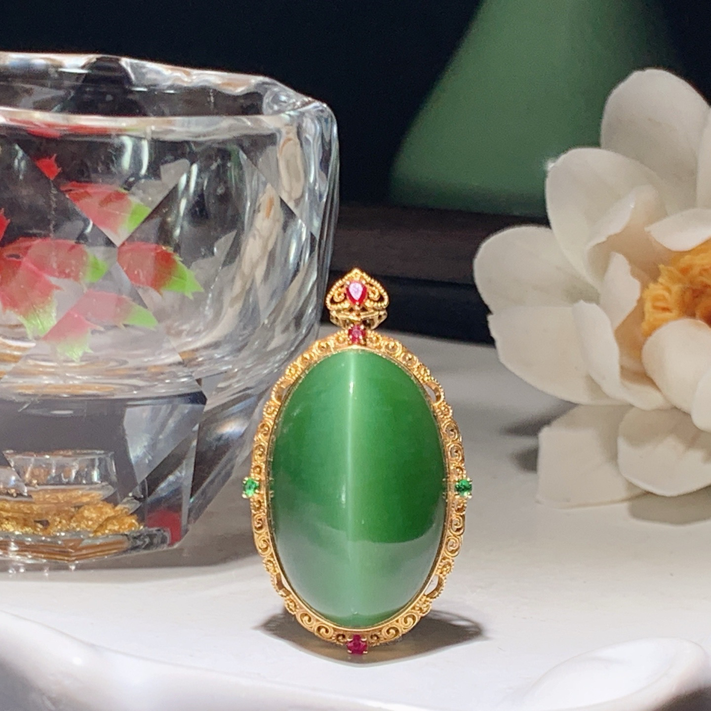 和田玉阳绿18k金俄罗斯碧玉蛋面挂件 尺寸30/21/11重7.8克。玉质细腻油润。手推出油。佩戴高