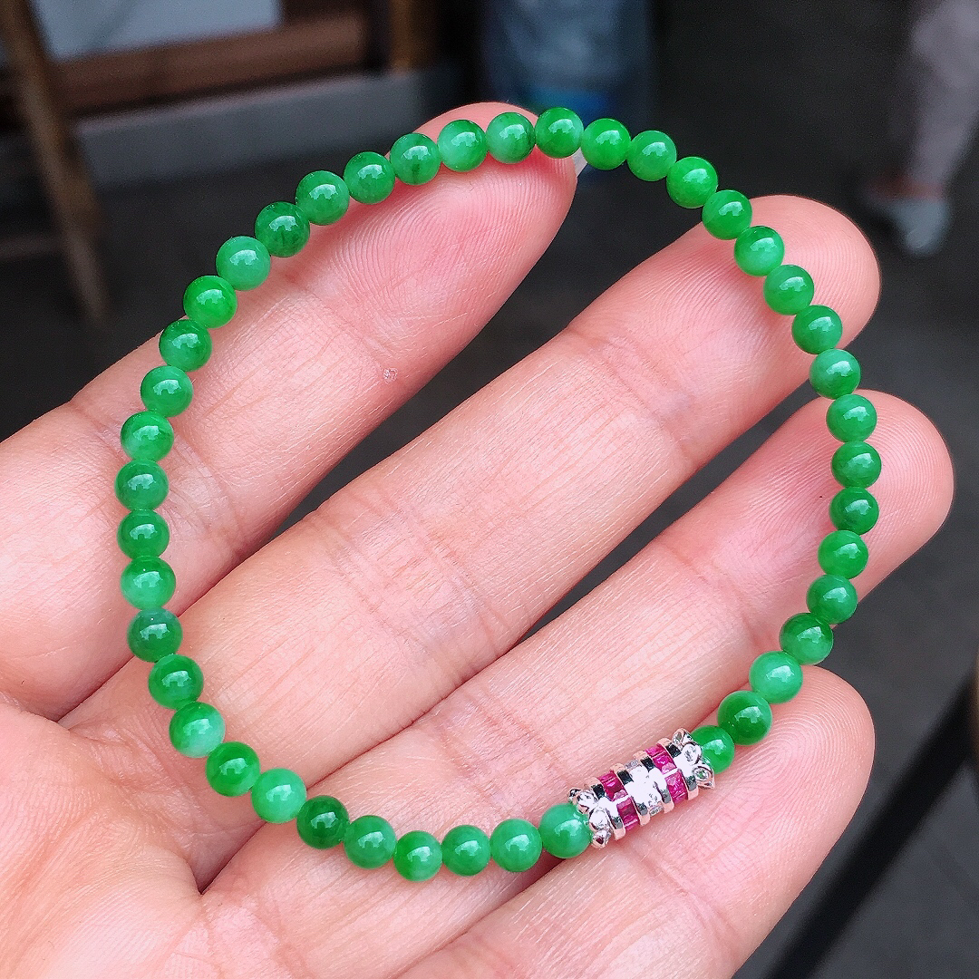 阳绿珠子手串，色泽均匀艳丽，玉质细腻，荧光感超
强，饱满圆润，尽显优雅气质，